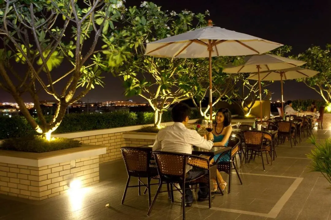 Restaurant/places to eat in Suvarnabhumi Suite Hotel