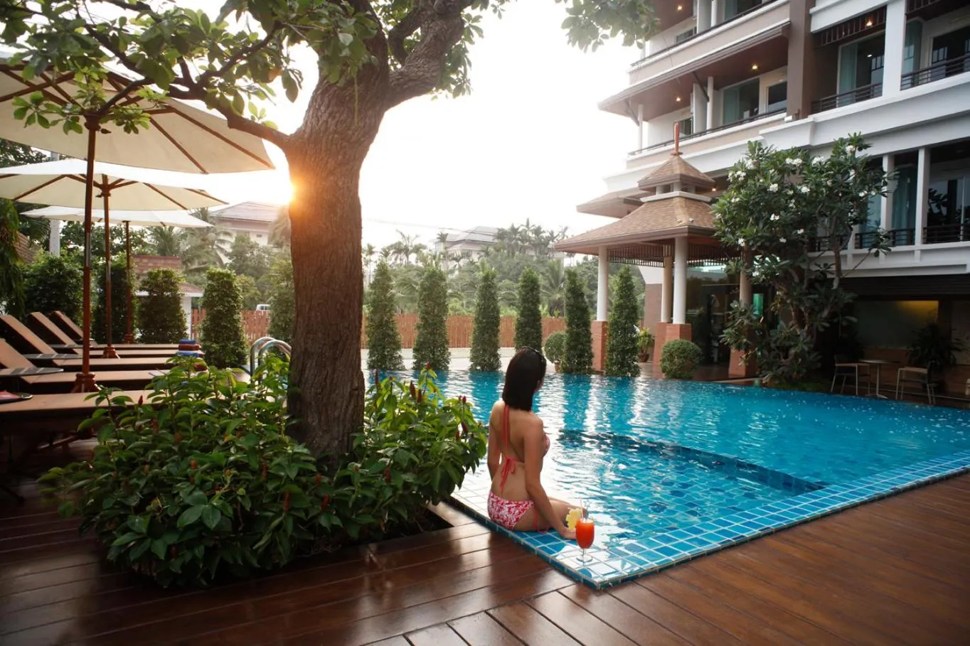 Swimming pool in Suvarnabhumi Suite Hotel