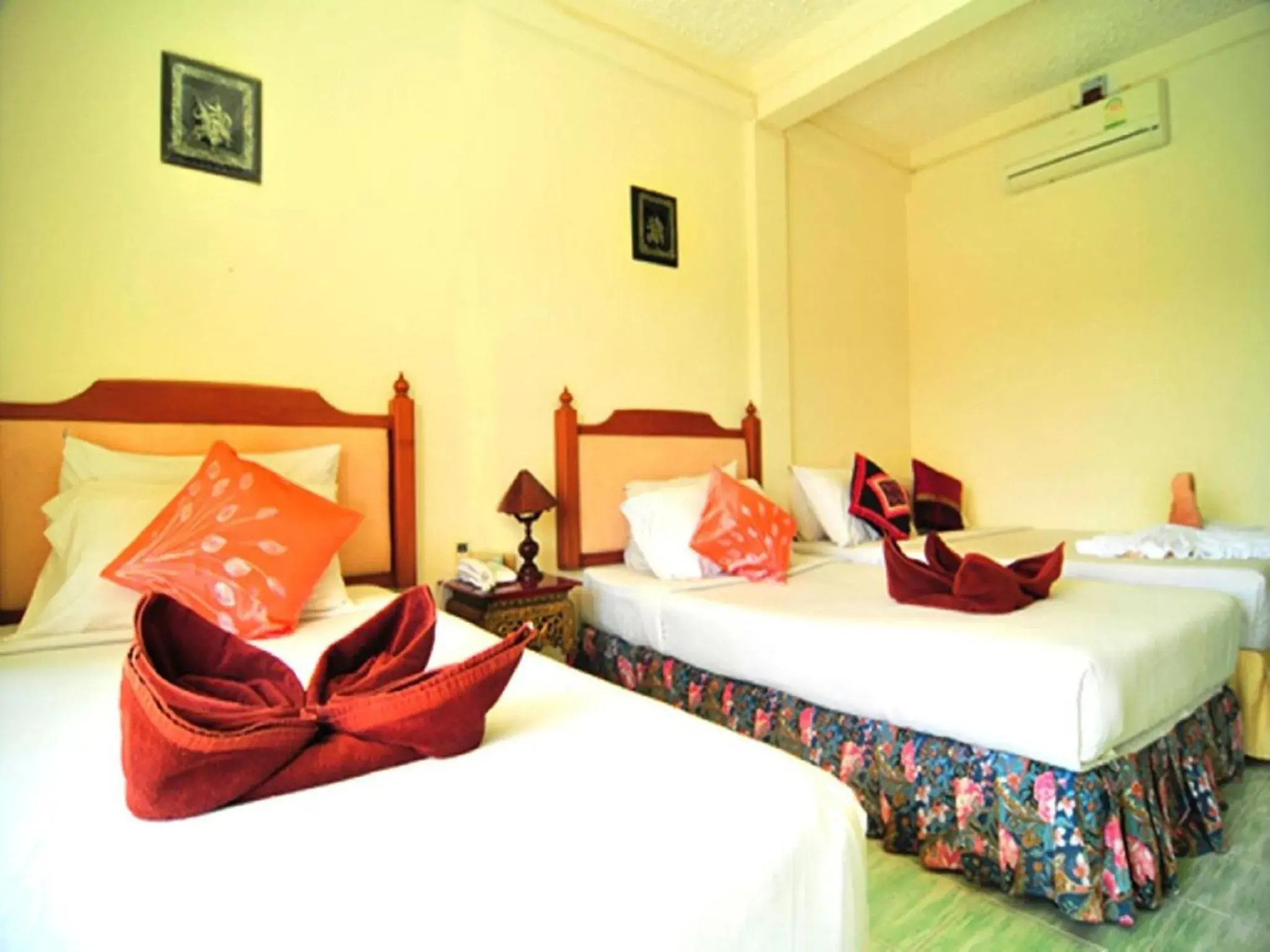 Deluxe Twin Room in Baan Karon Hill Phuket Resort Deluxe Twin Room in Baan Karon Hill Phuket Resort