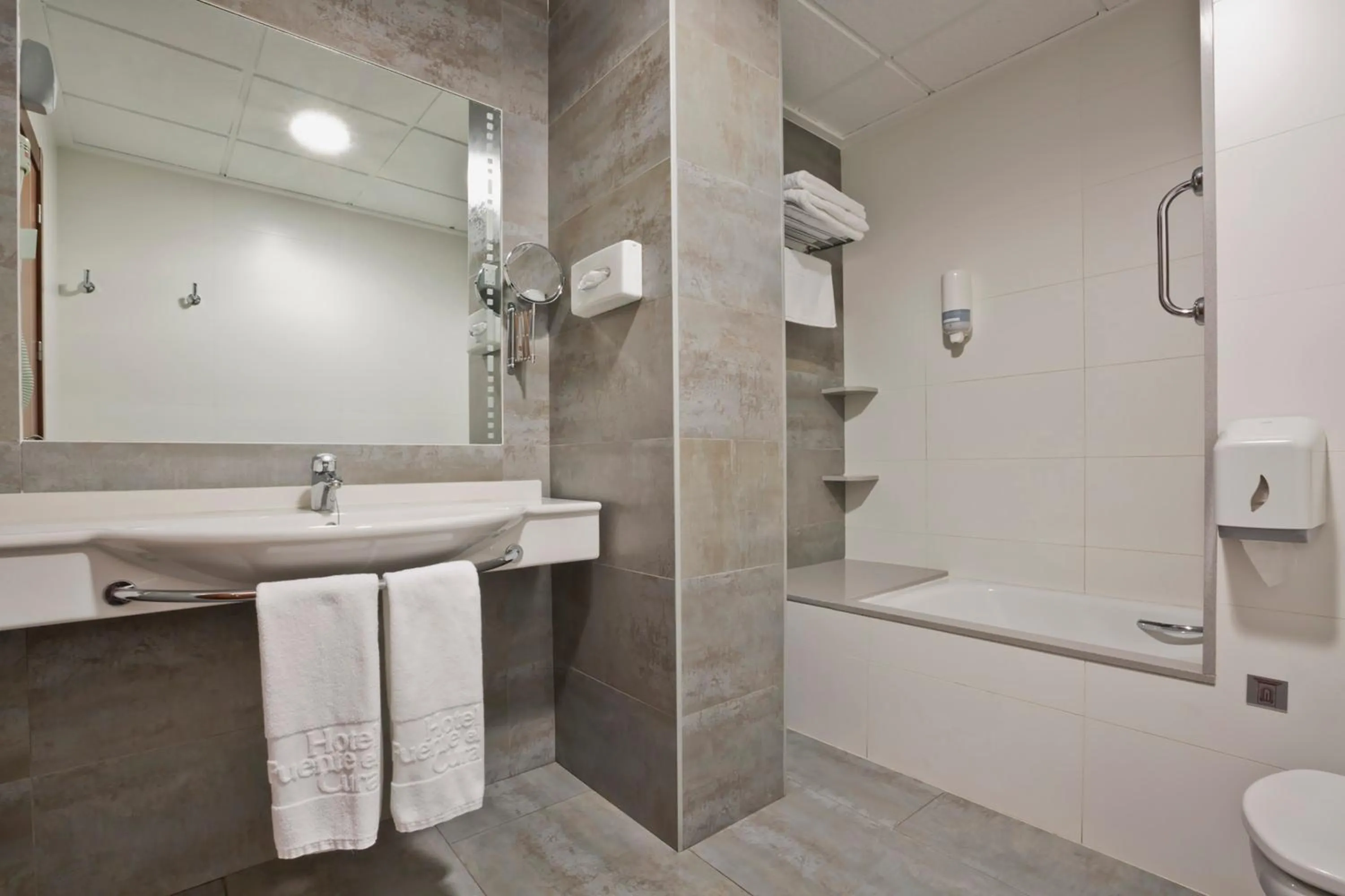 Bathroom in Hotel Fuente El Cura