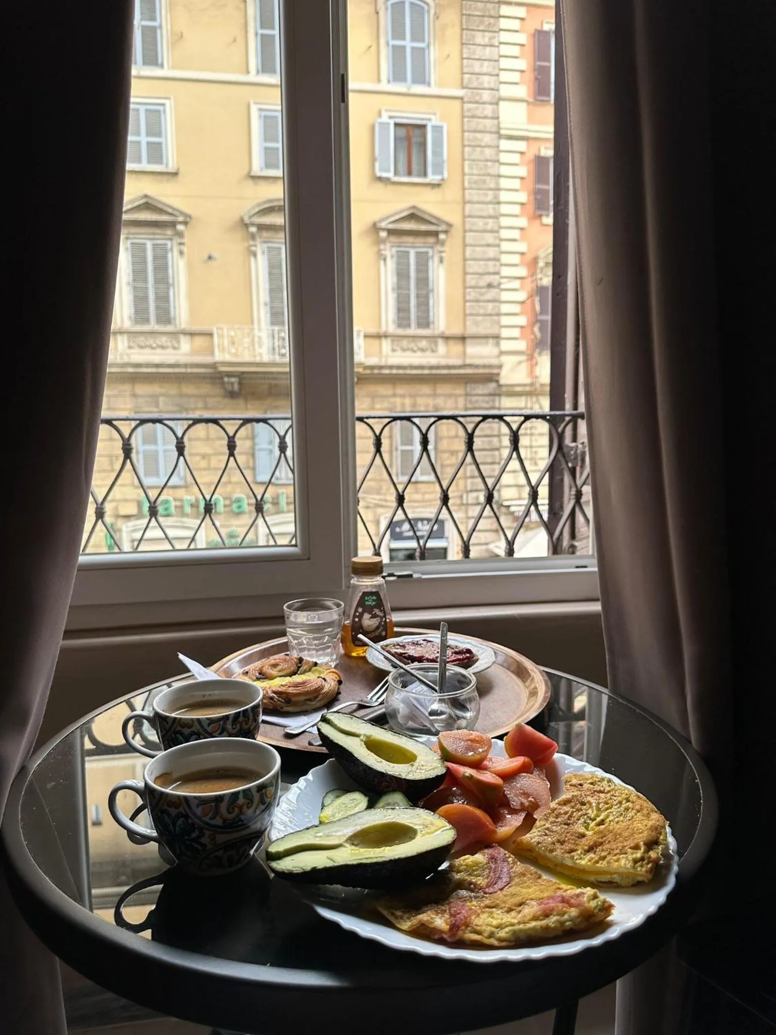 Food and drinks in Candia Rooms