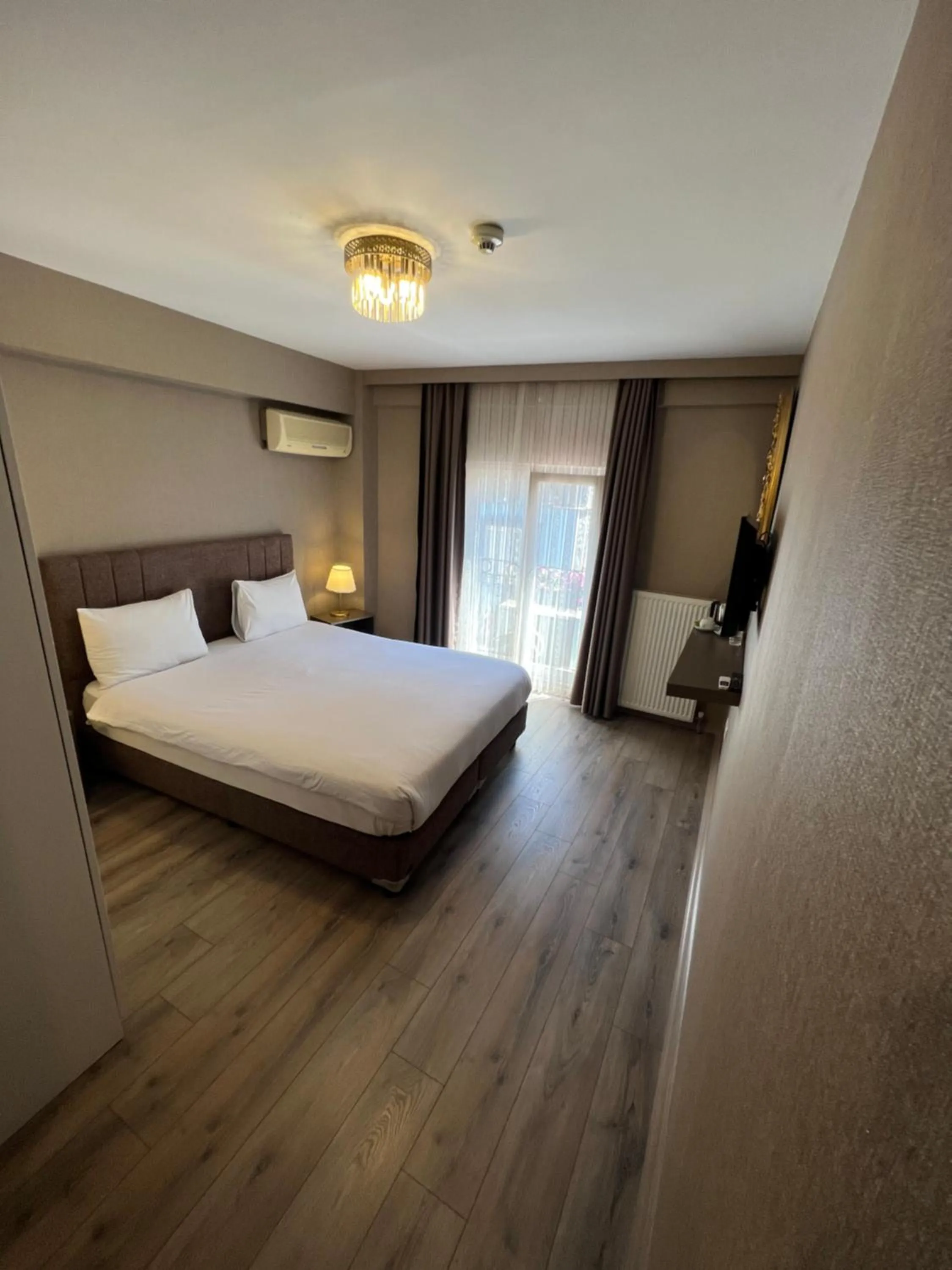 Bedroom, Bed in Flower Palace Hotel