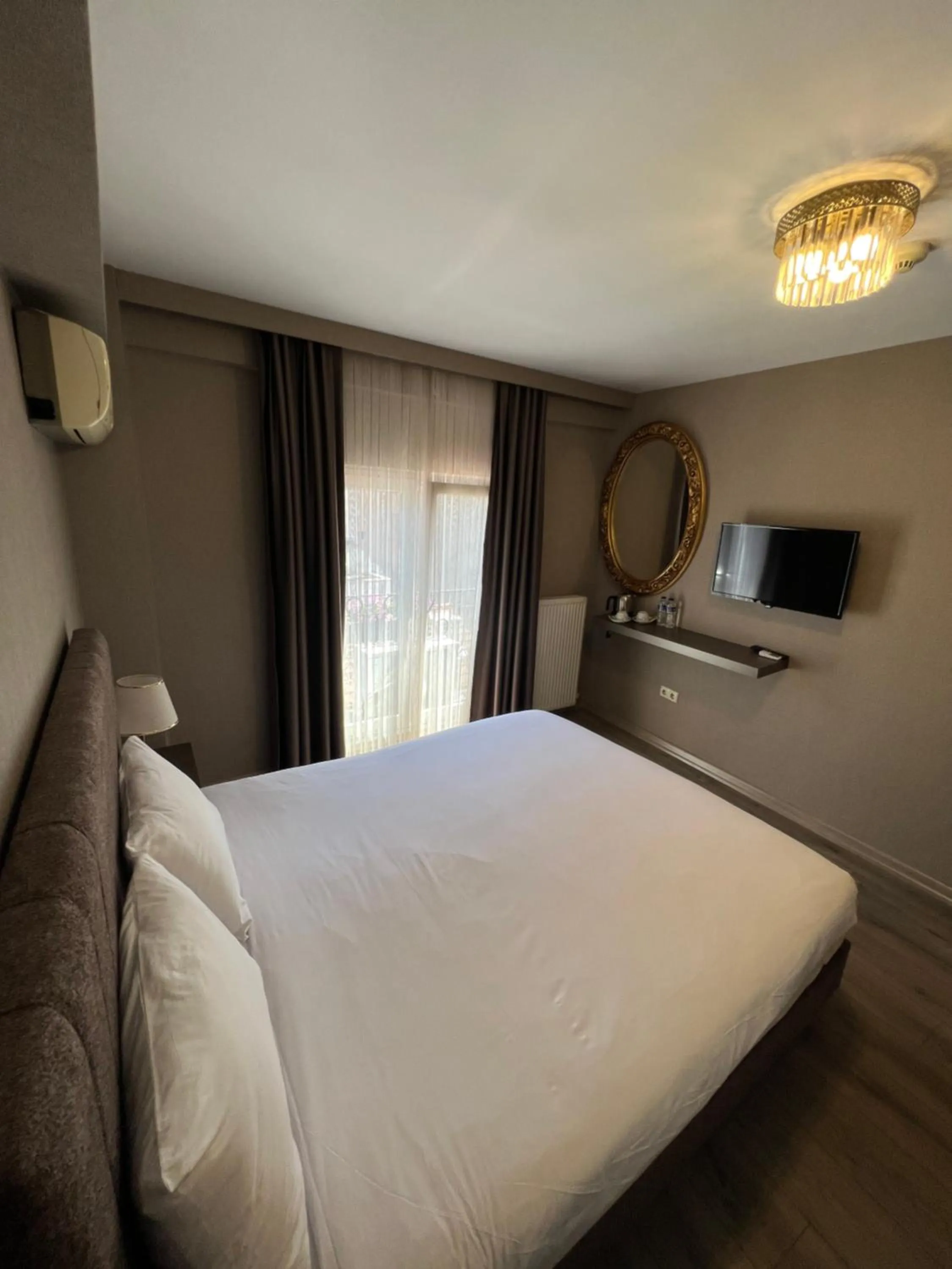 Bedroom, Bed in Flower Palace Hotel