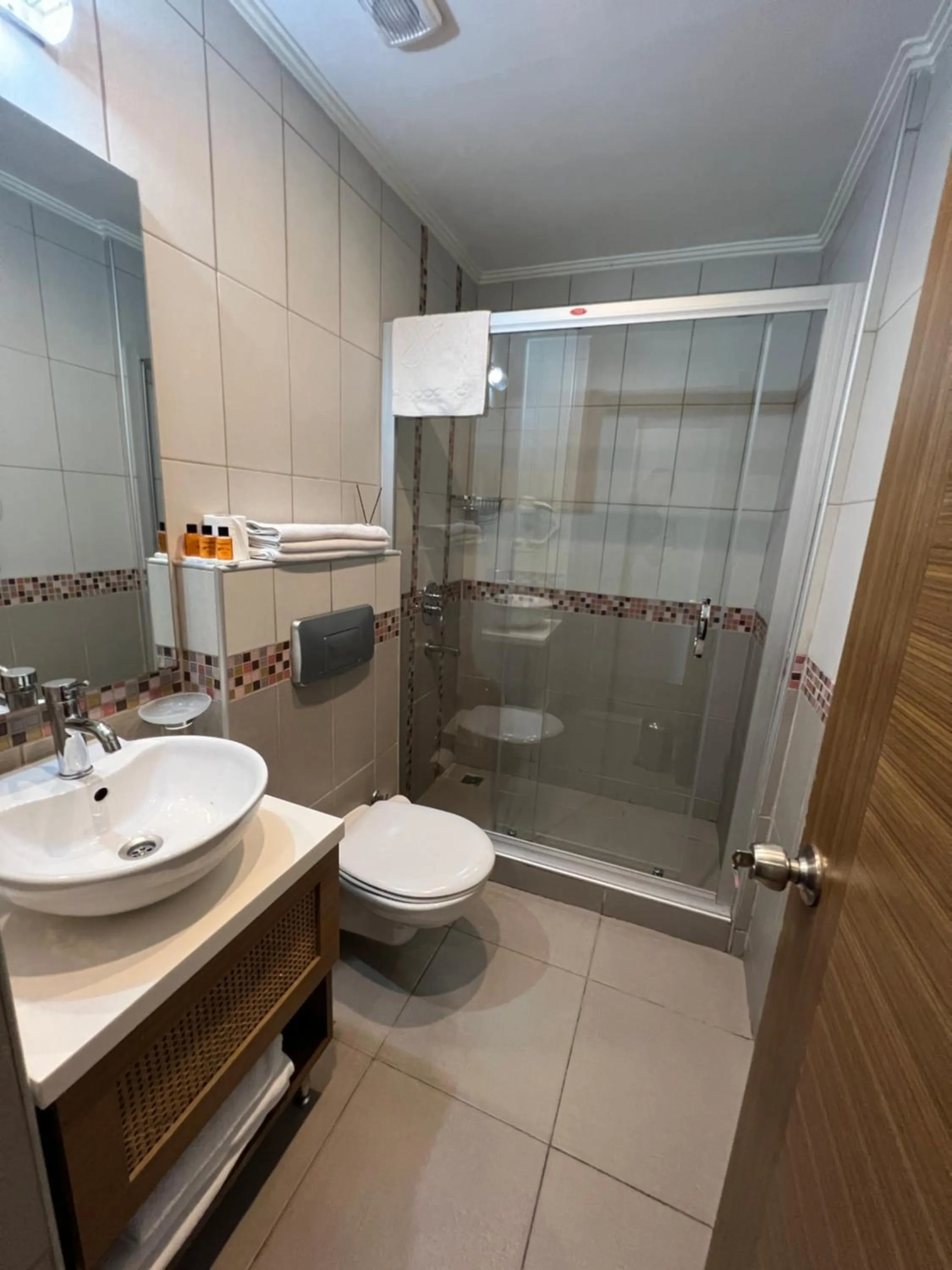 Toilet in Flower Palace Hotel