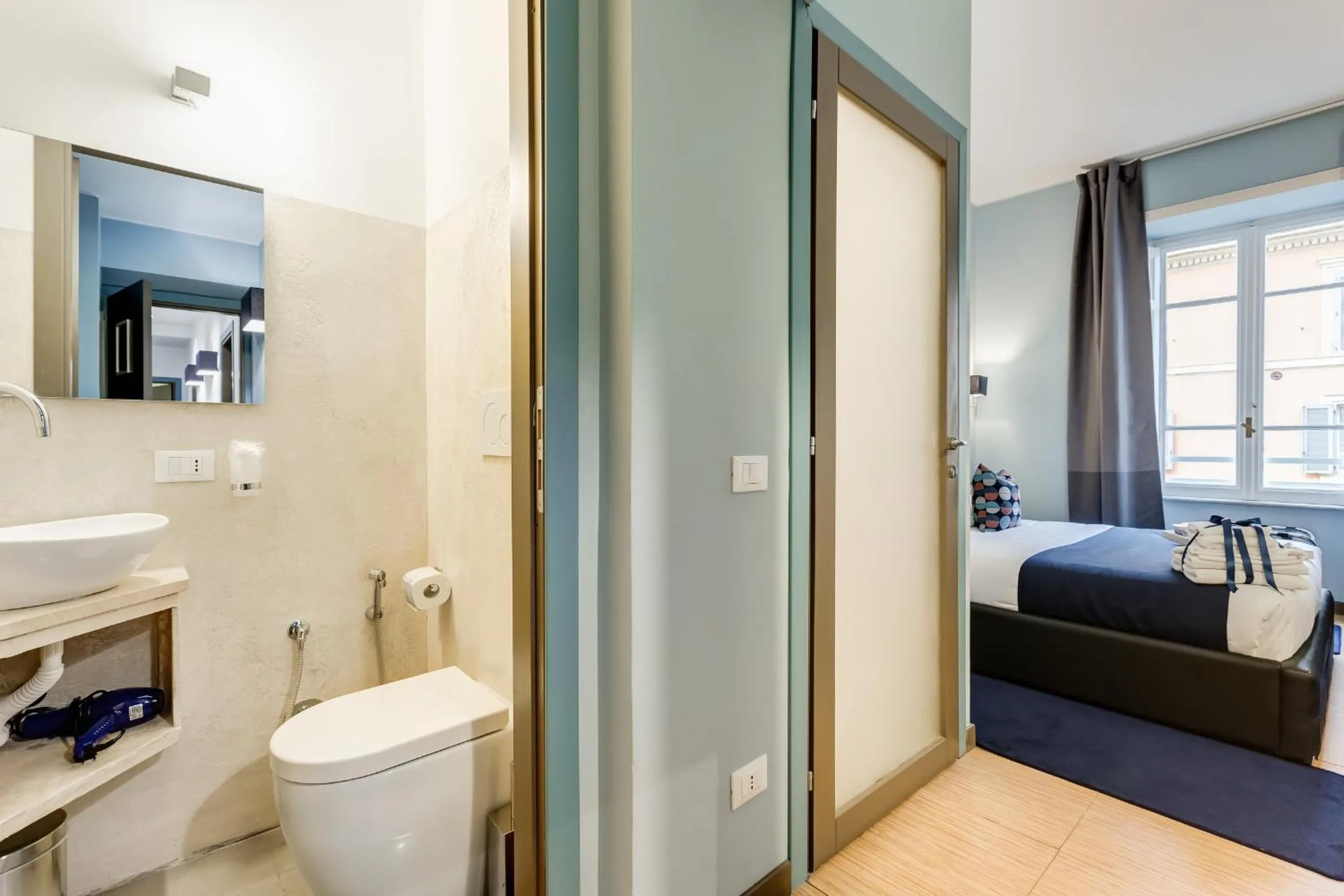 Bathroom, Bed in Easy Budget Colosseo