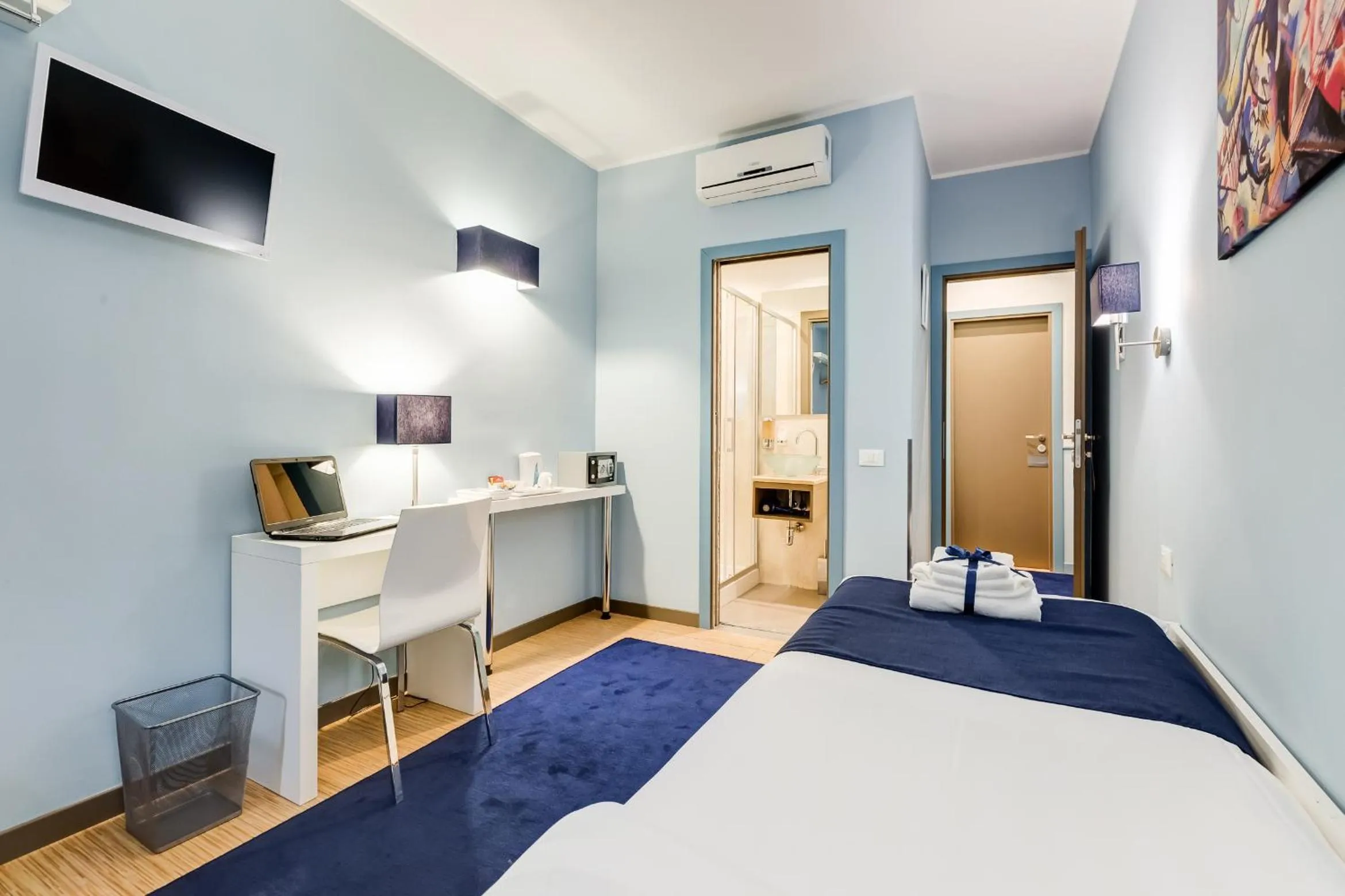 Shower, Bed in Easy Budget Colosseo