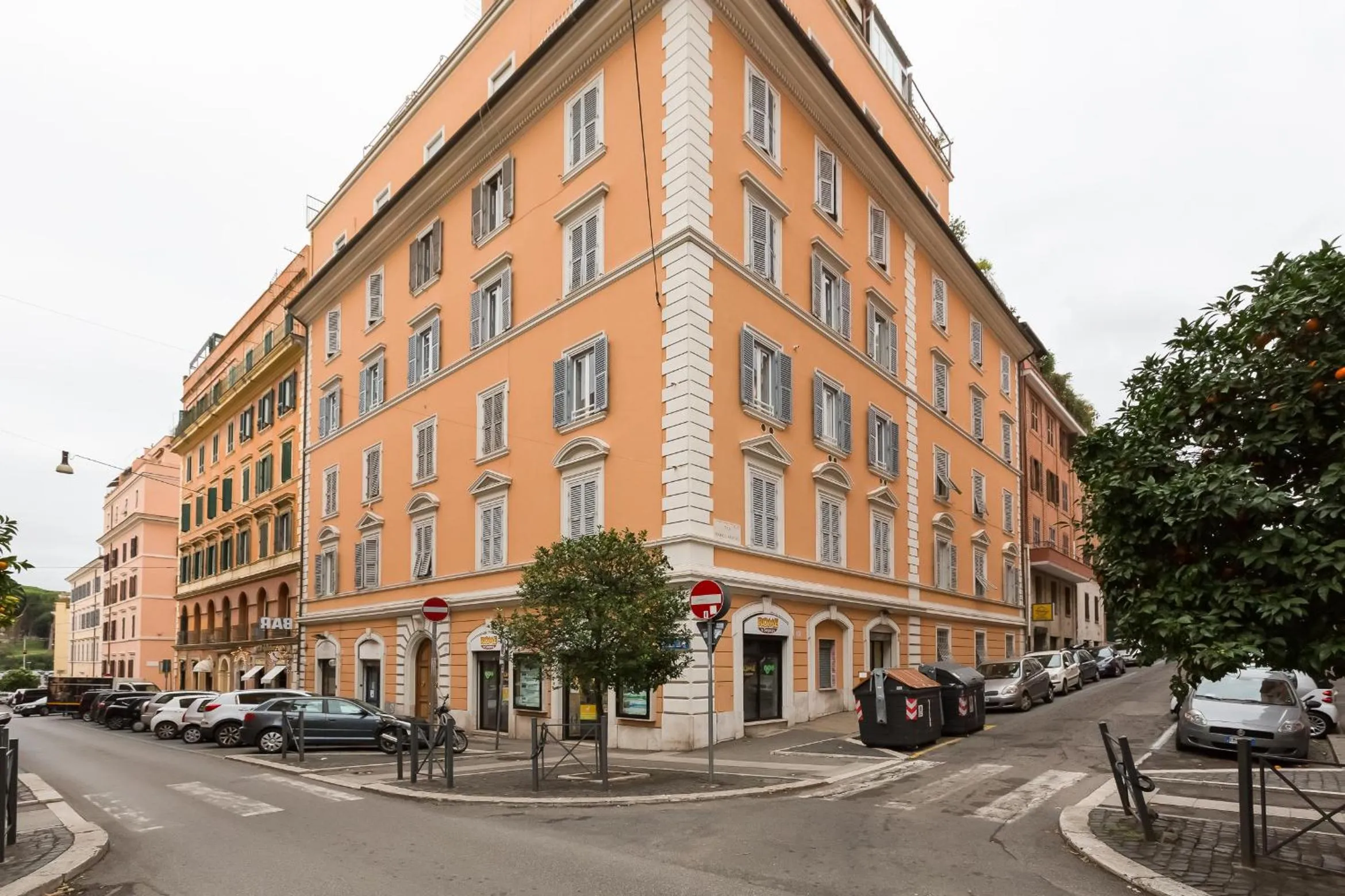 Property building in Easy Budget Colosseo