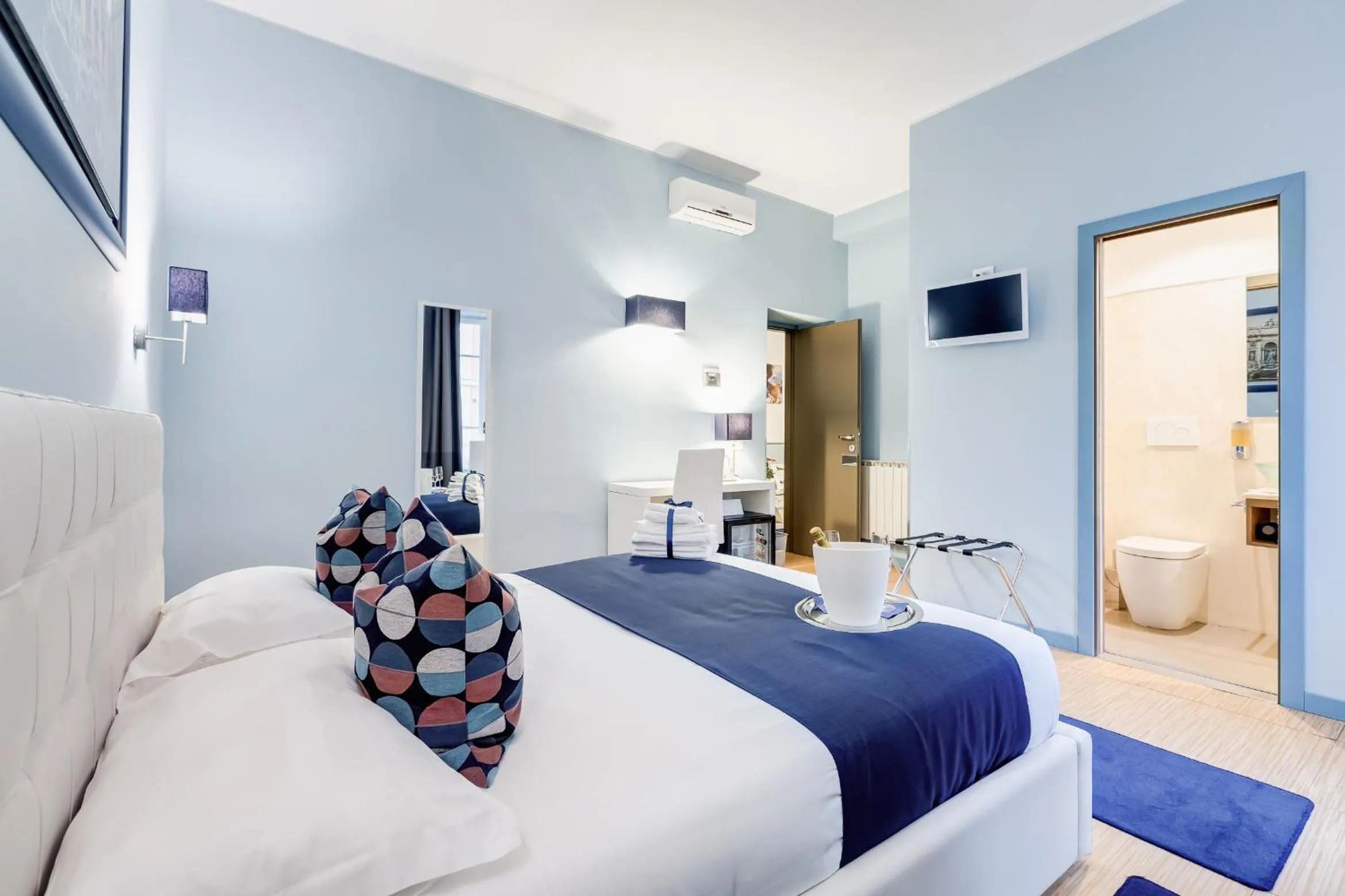 Photo of the whole room, Bed in Easy Budget Colosseo