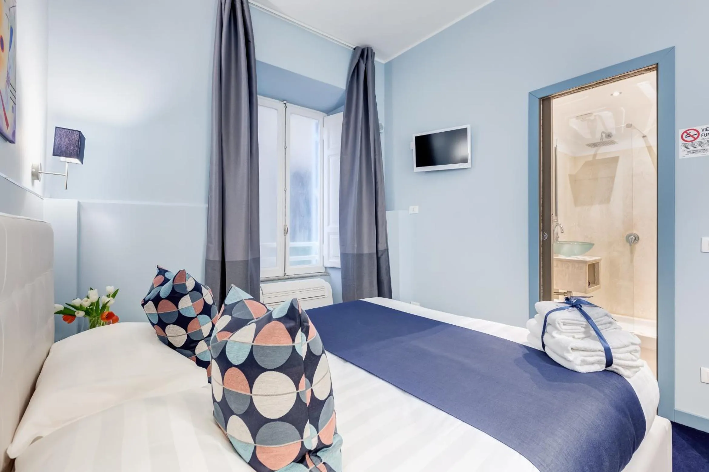 Bathroom, Bed in Easy Budget Colosseo