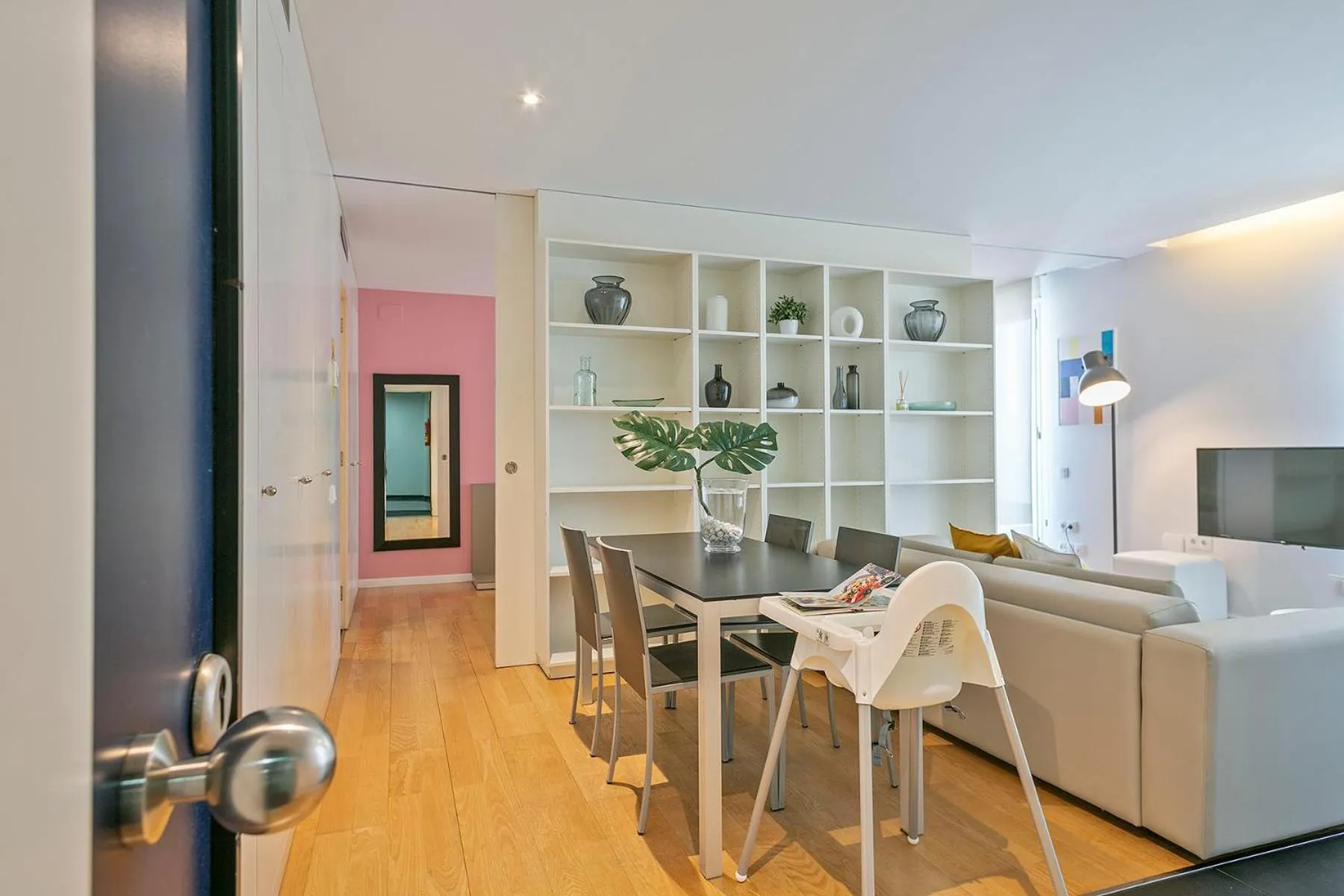 Dining area in Lugaris Beach Apartments