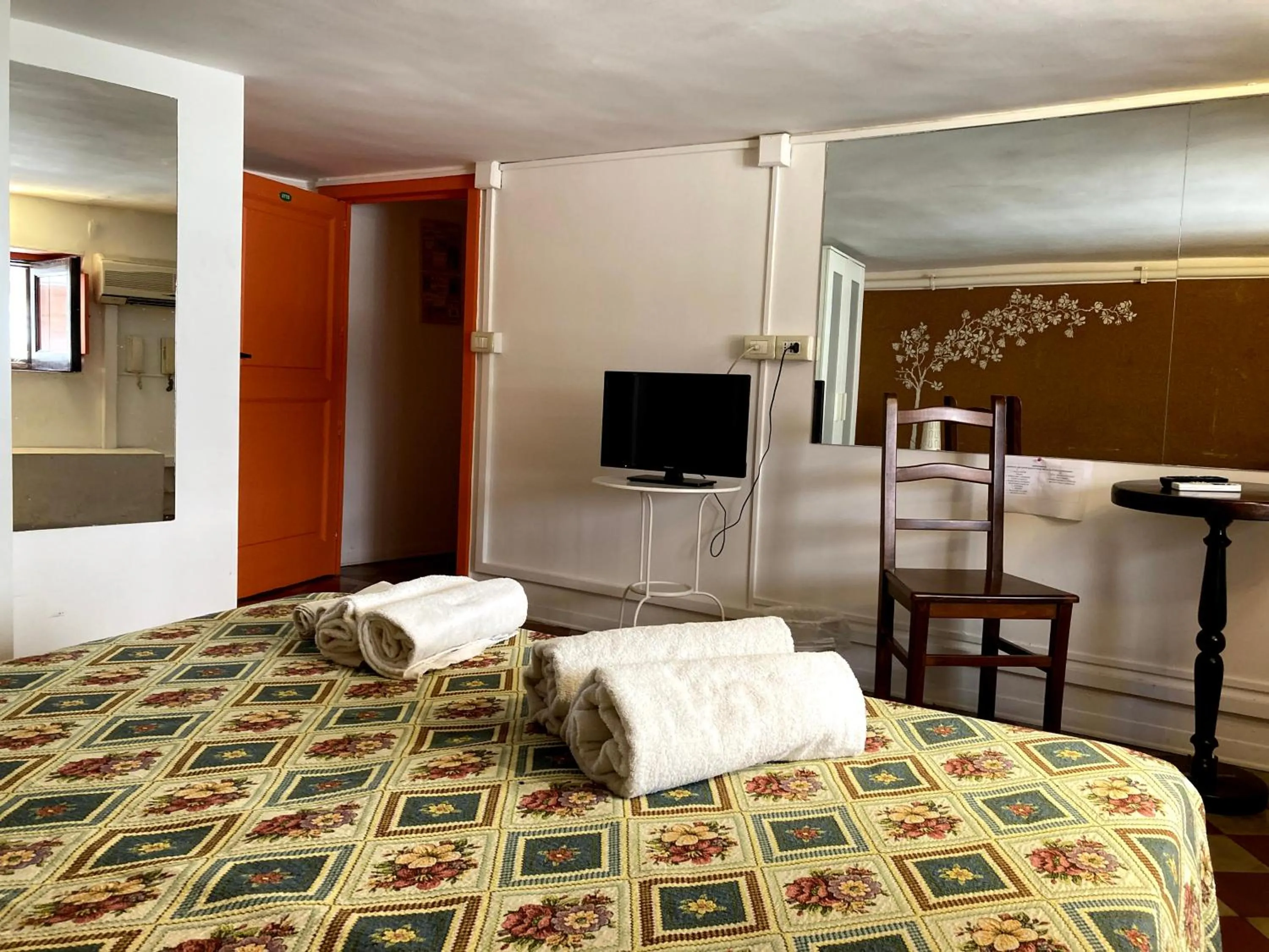 Photo of the whole room, Bed in San Demetrio