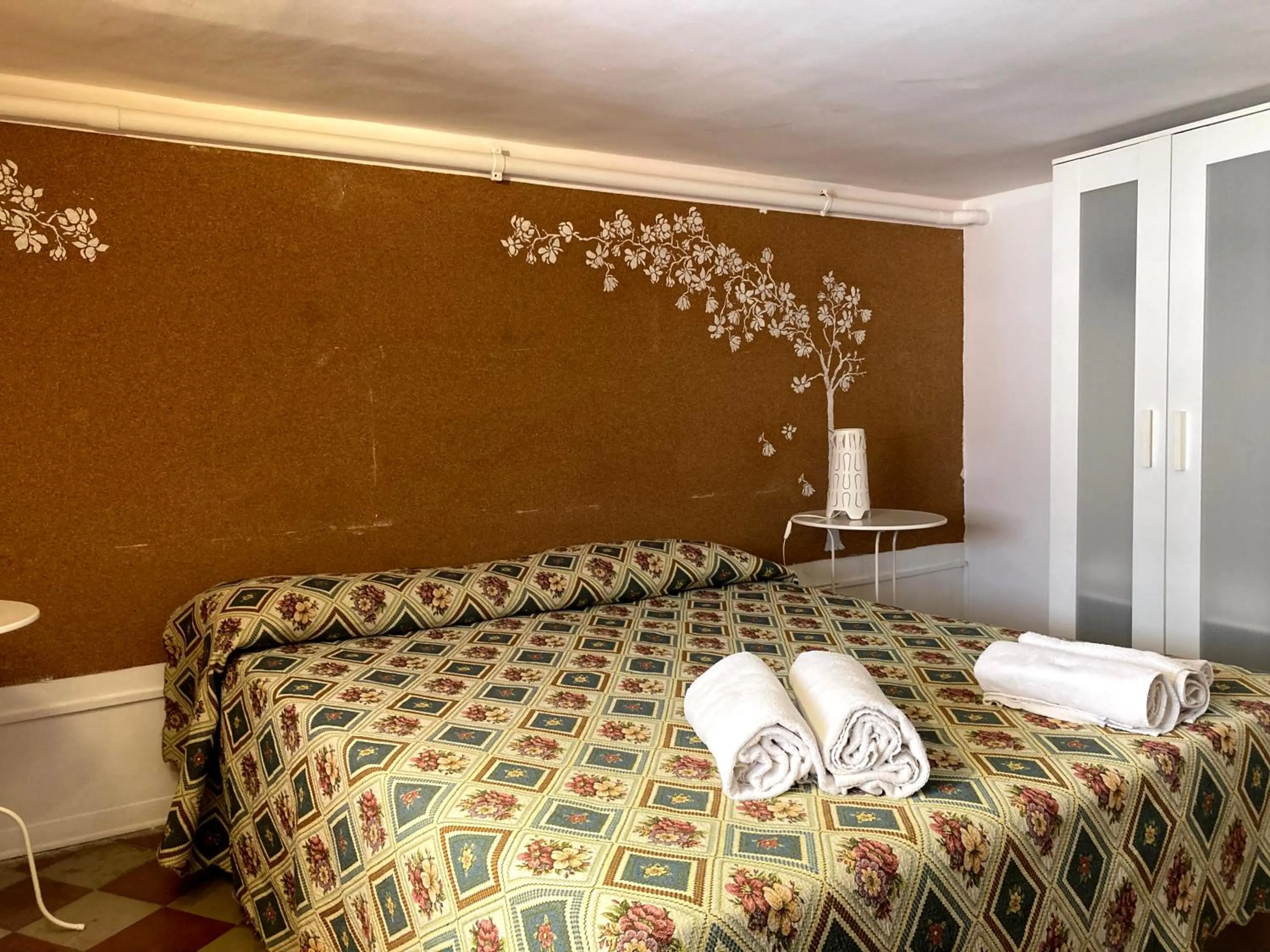 Photo of the whole room, Bed in San Demetrio