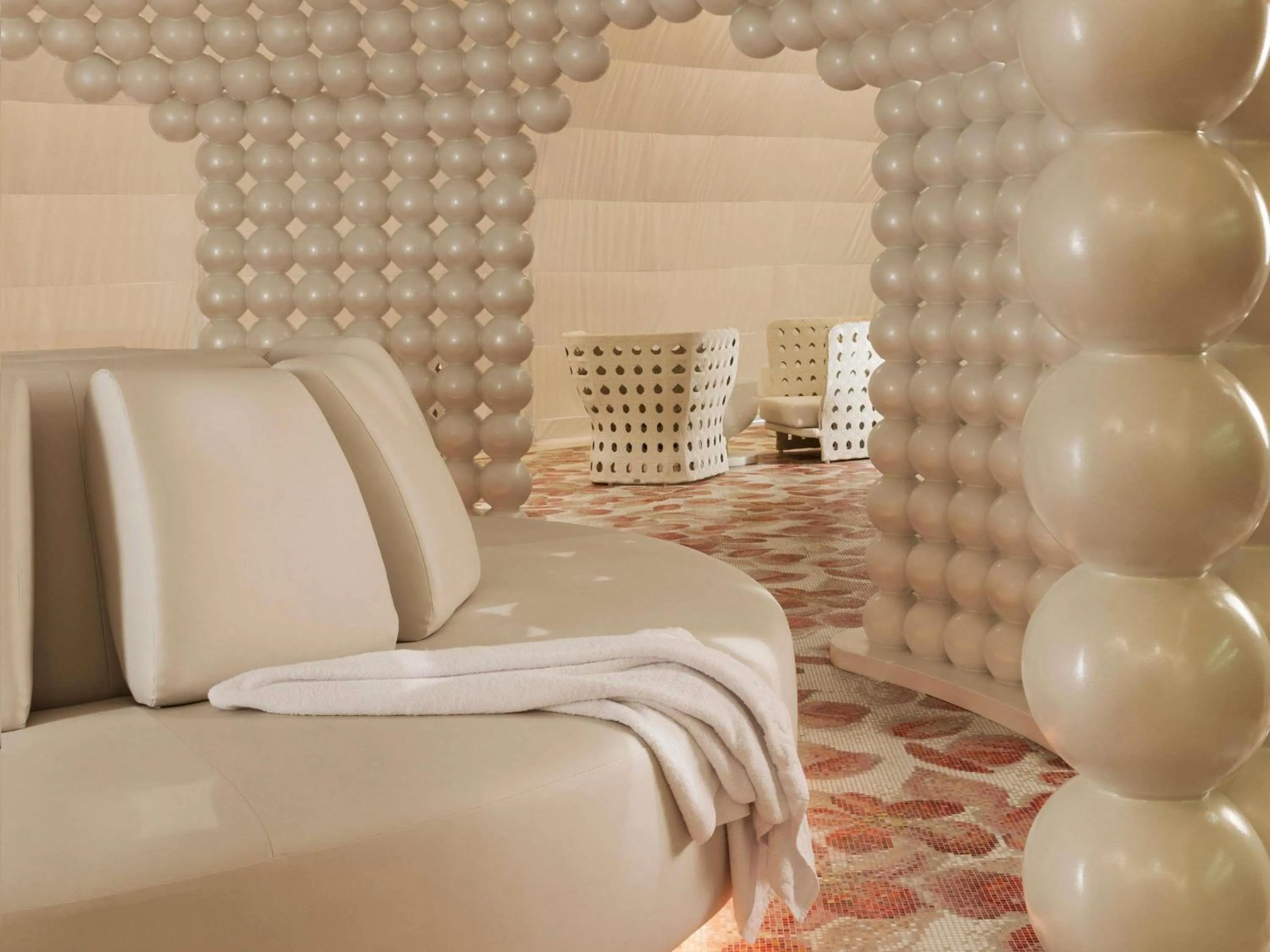 Spa and wellness centre/facilities, Bed in Mondrian Doha