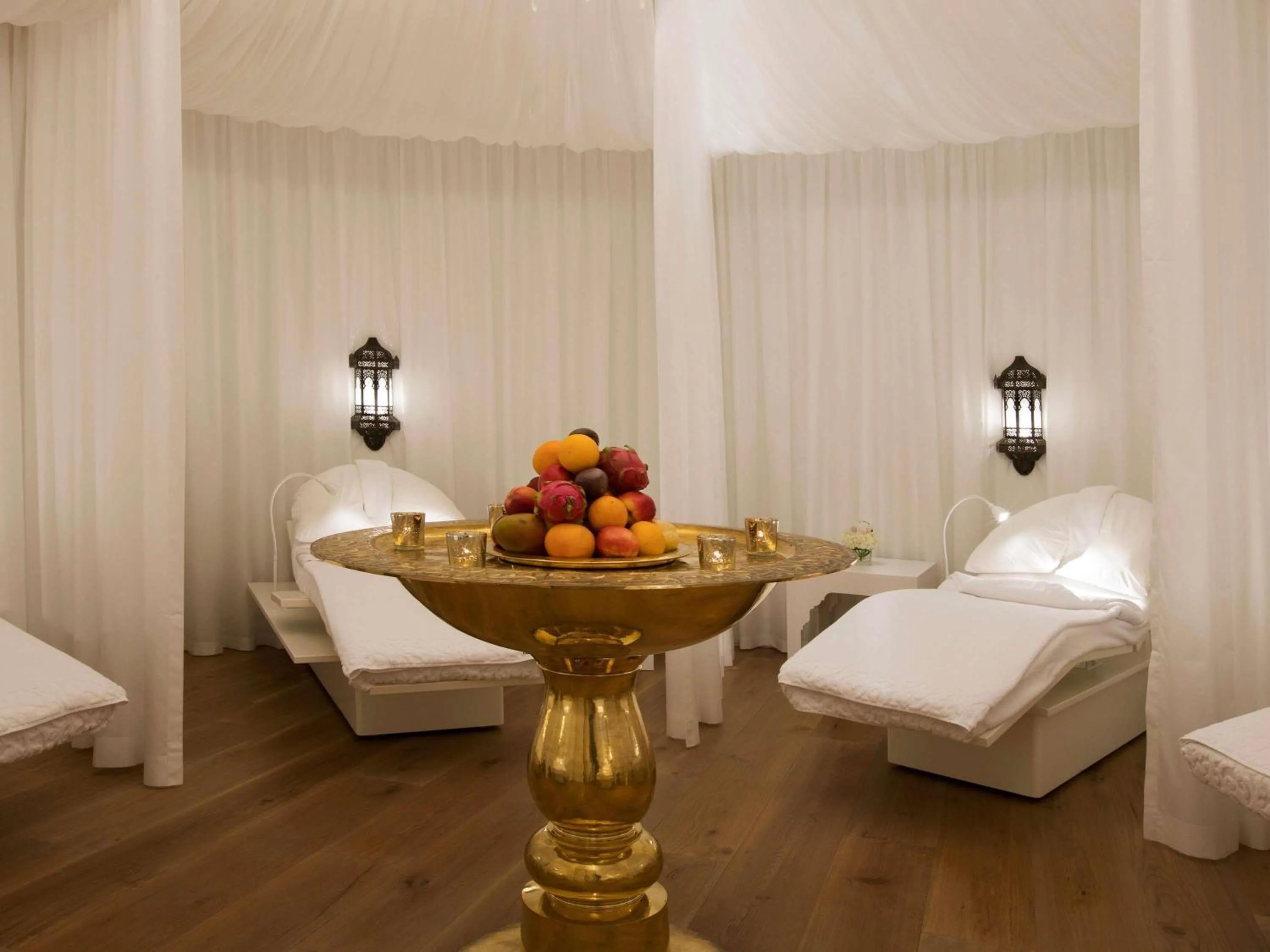 Spa and wellness centre/facilities, Bed in Mondrian Doha