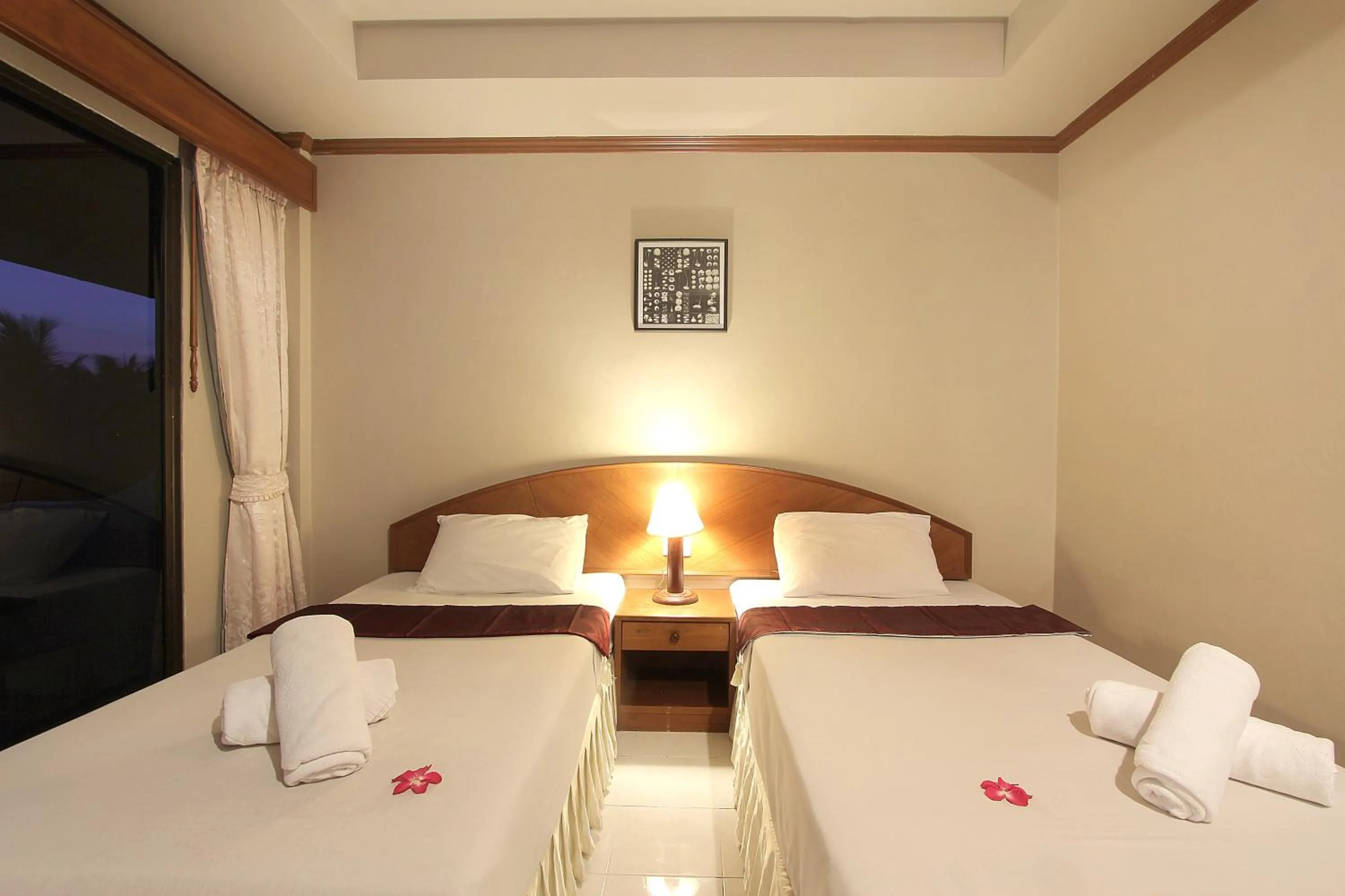 Photo of the whole room, Bed in Choophorn House