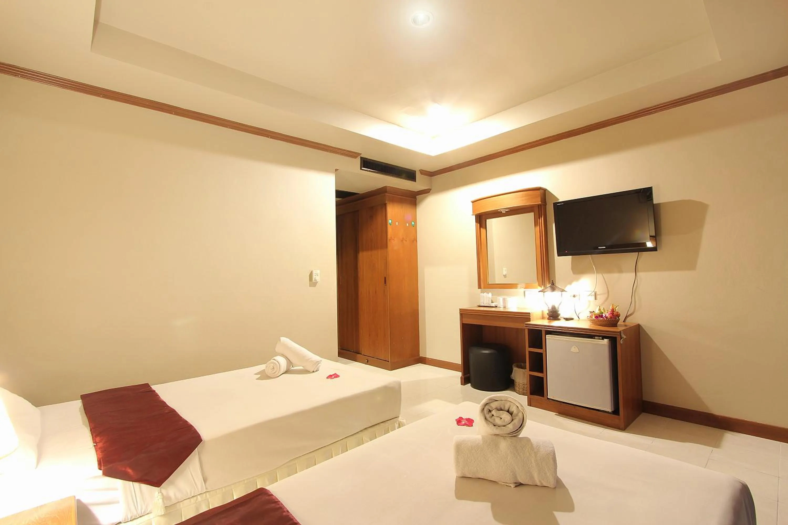 Photo of the whole room, Bed in Choophorn House