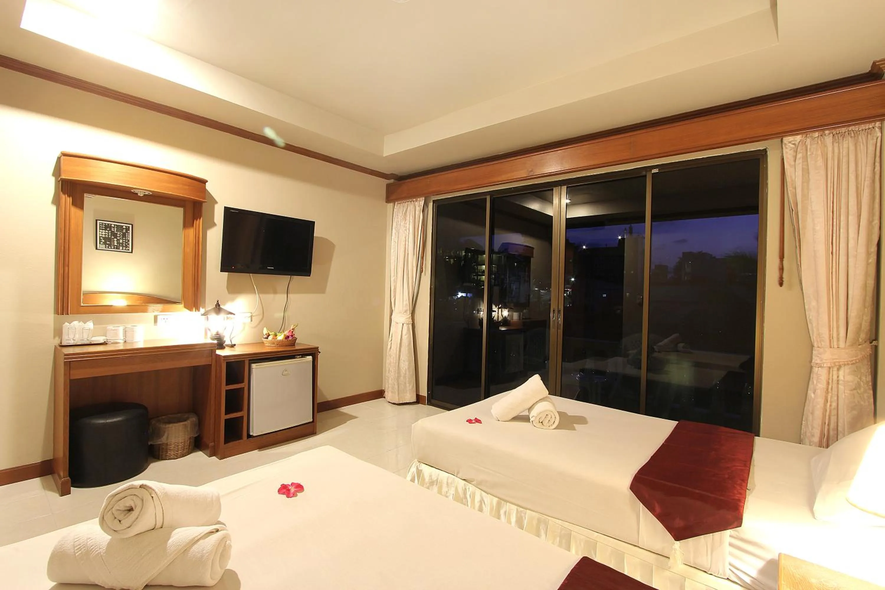 Photo of the whole room, Bed in Choophorn House