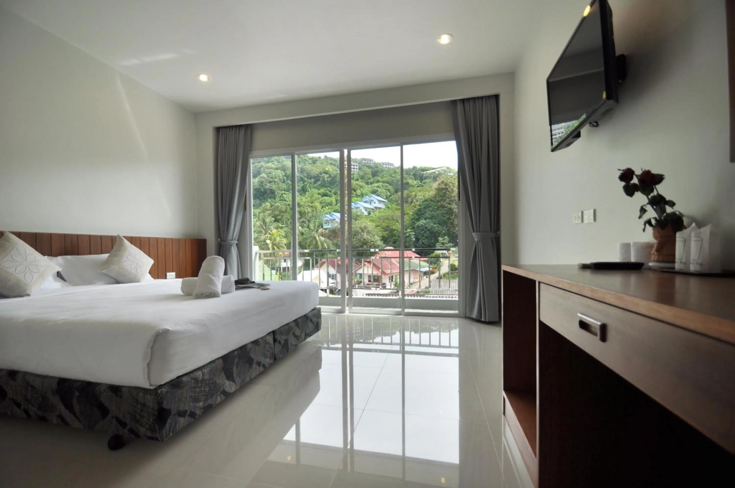 Photo of the whole room, Bed in Choophorn House