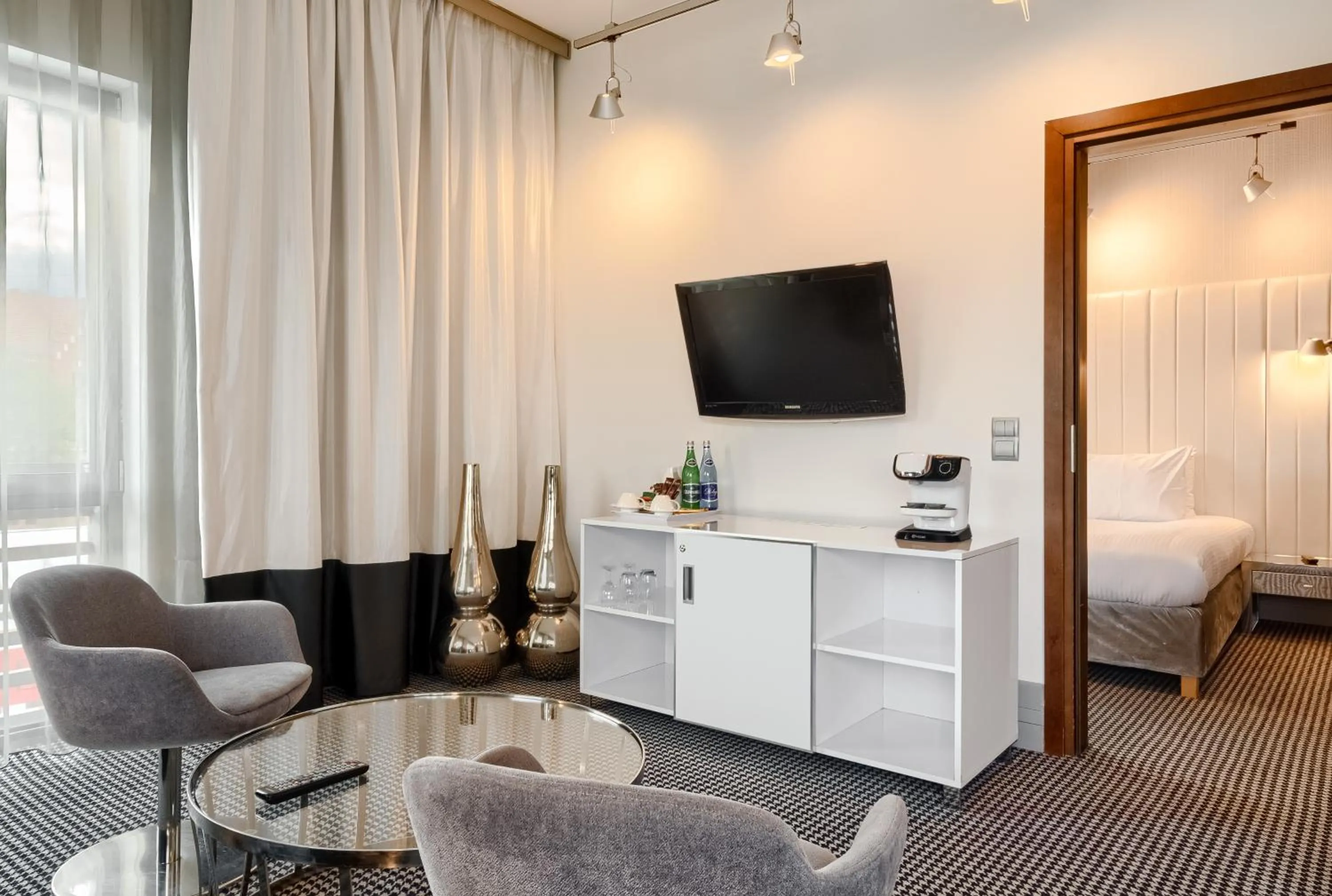 Living room, Bed in Qubus Hotel Bydgoszcz