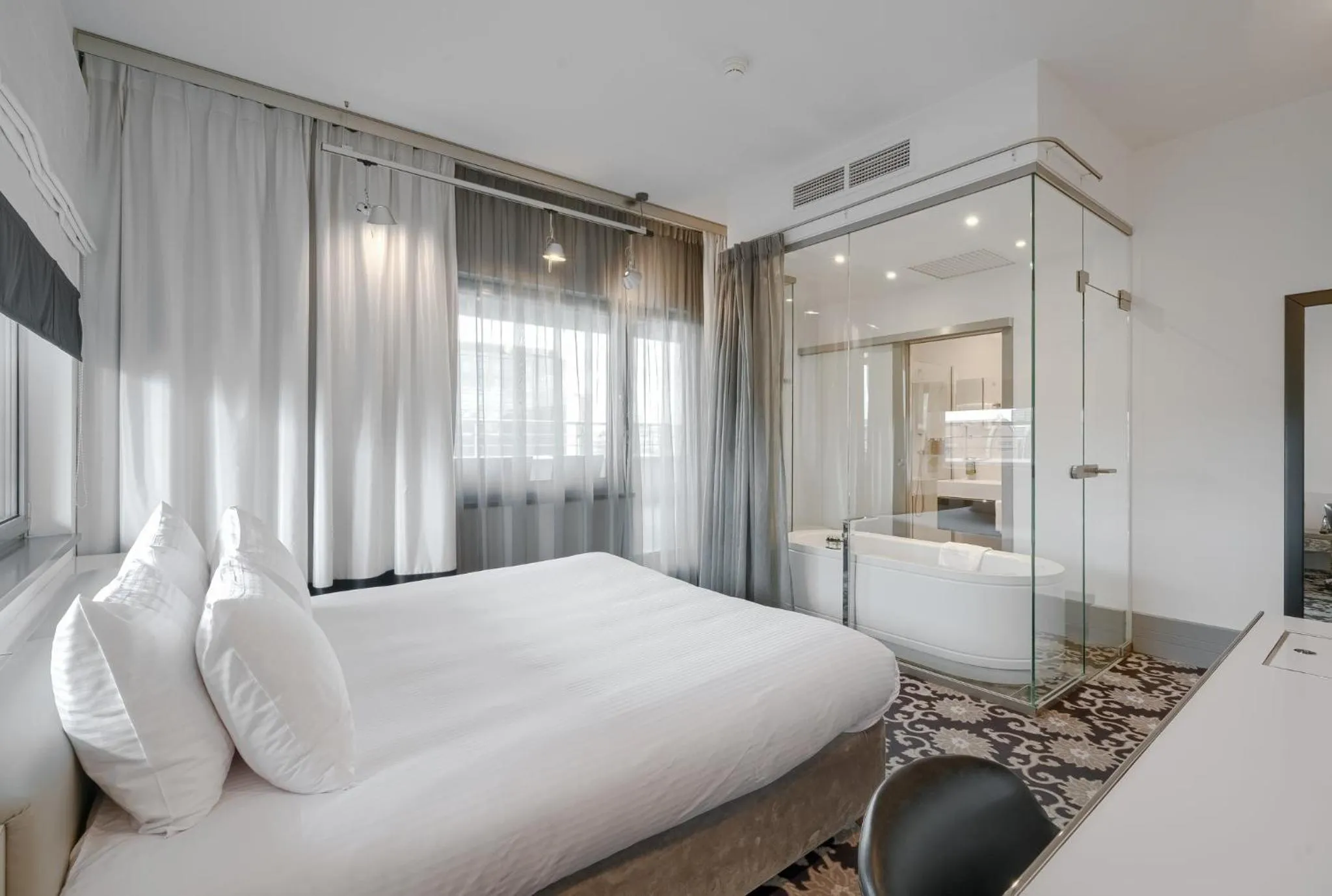 Bathroom, Bed in Qubus Hotel Bydgoszcz