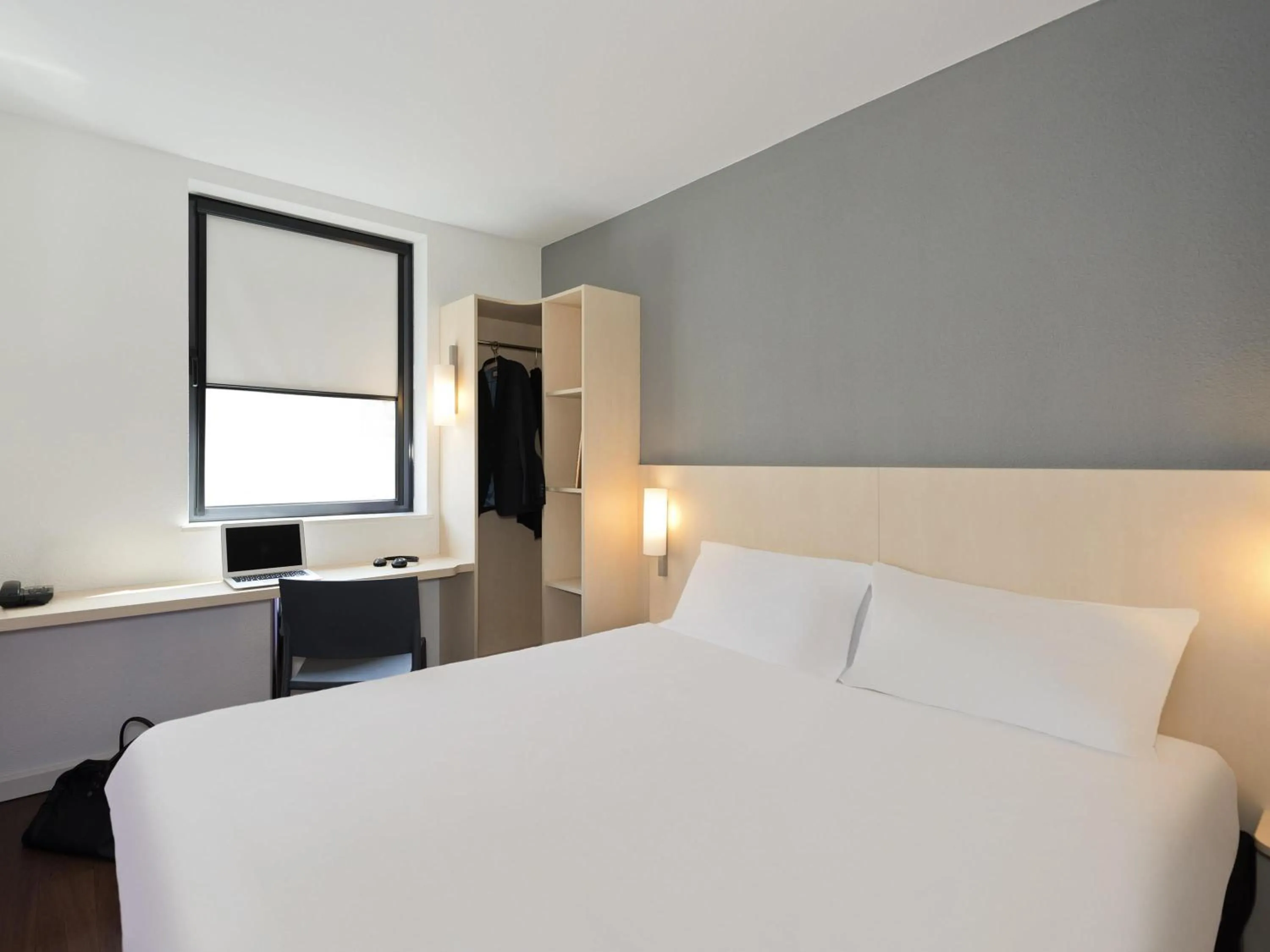 Bedroom, Bed in ibis budget Cannes Centre Ville
