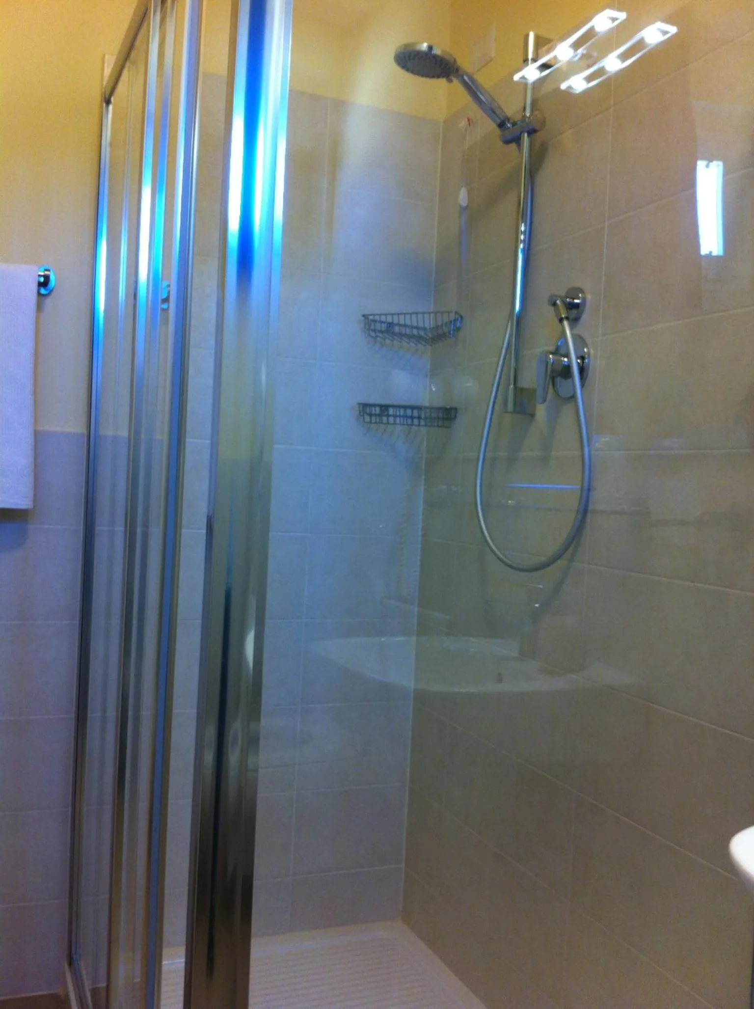 Shower in Albergo Il Cochino