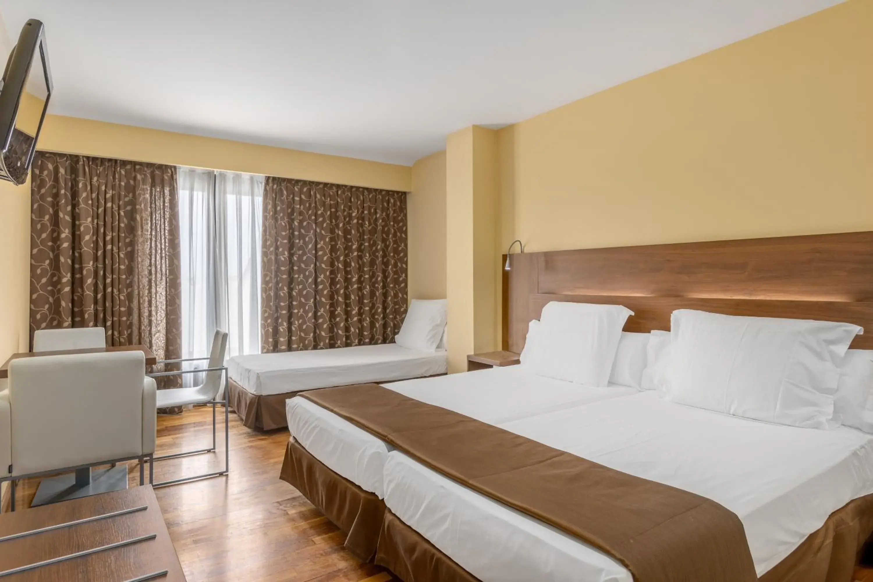 Triple Room in Exe Doña Carlota Triple Room in Exe Doña Carlota