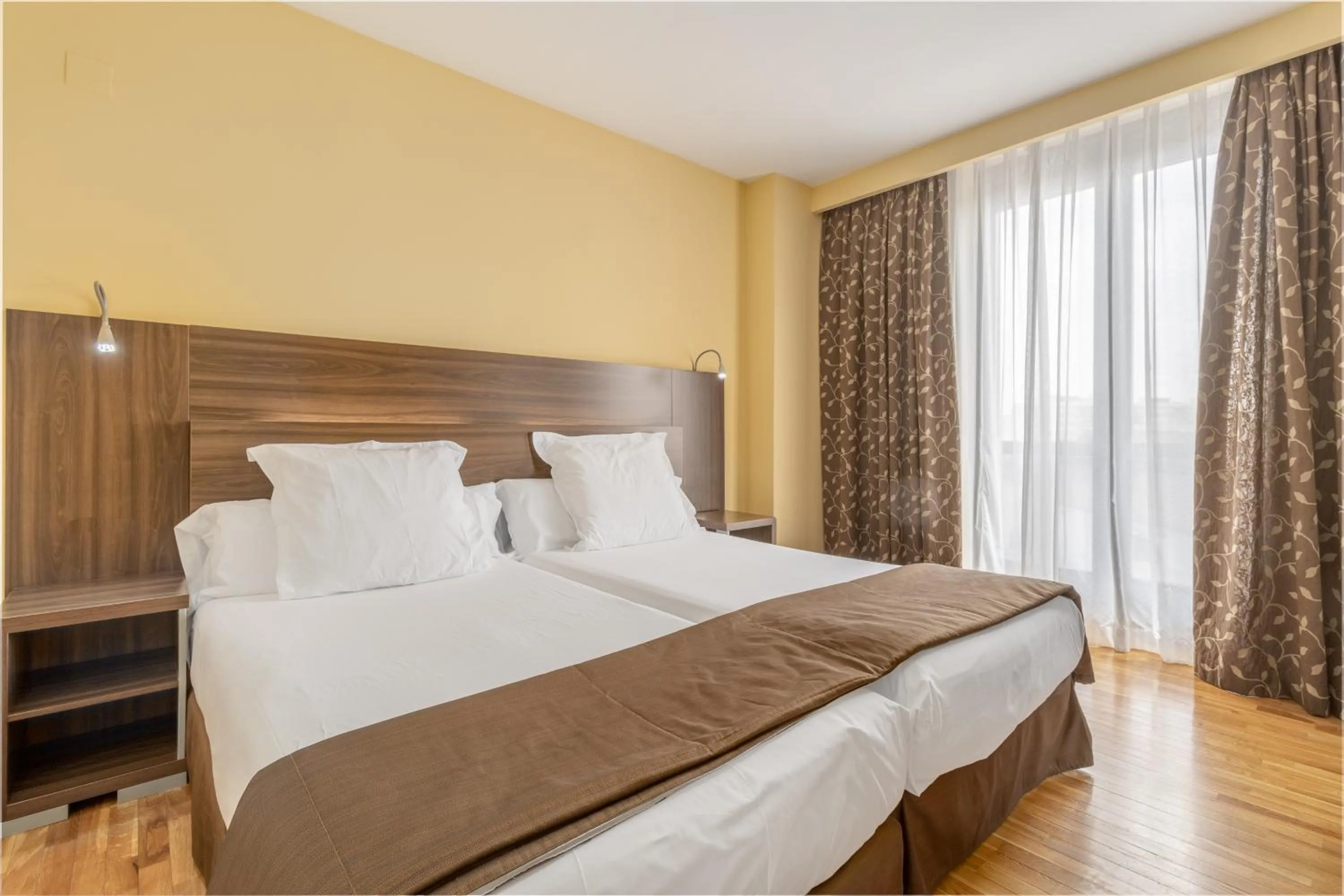 Photo of the whole room, Bed in Exe Doña Carlota