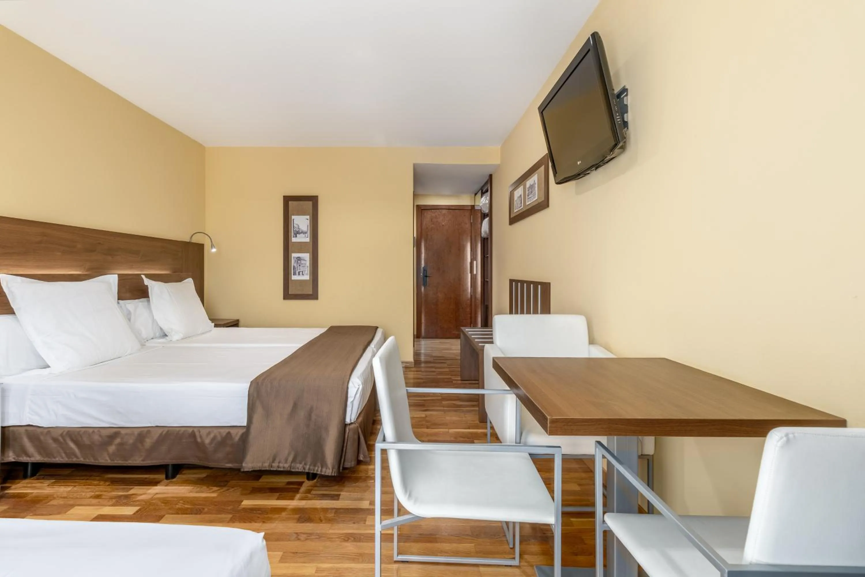 Photo of the whole room, Bed in Exe Doña Carlota