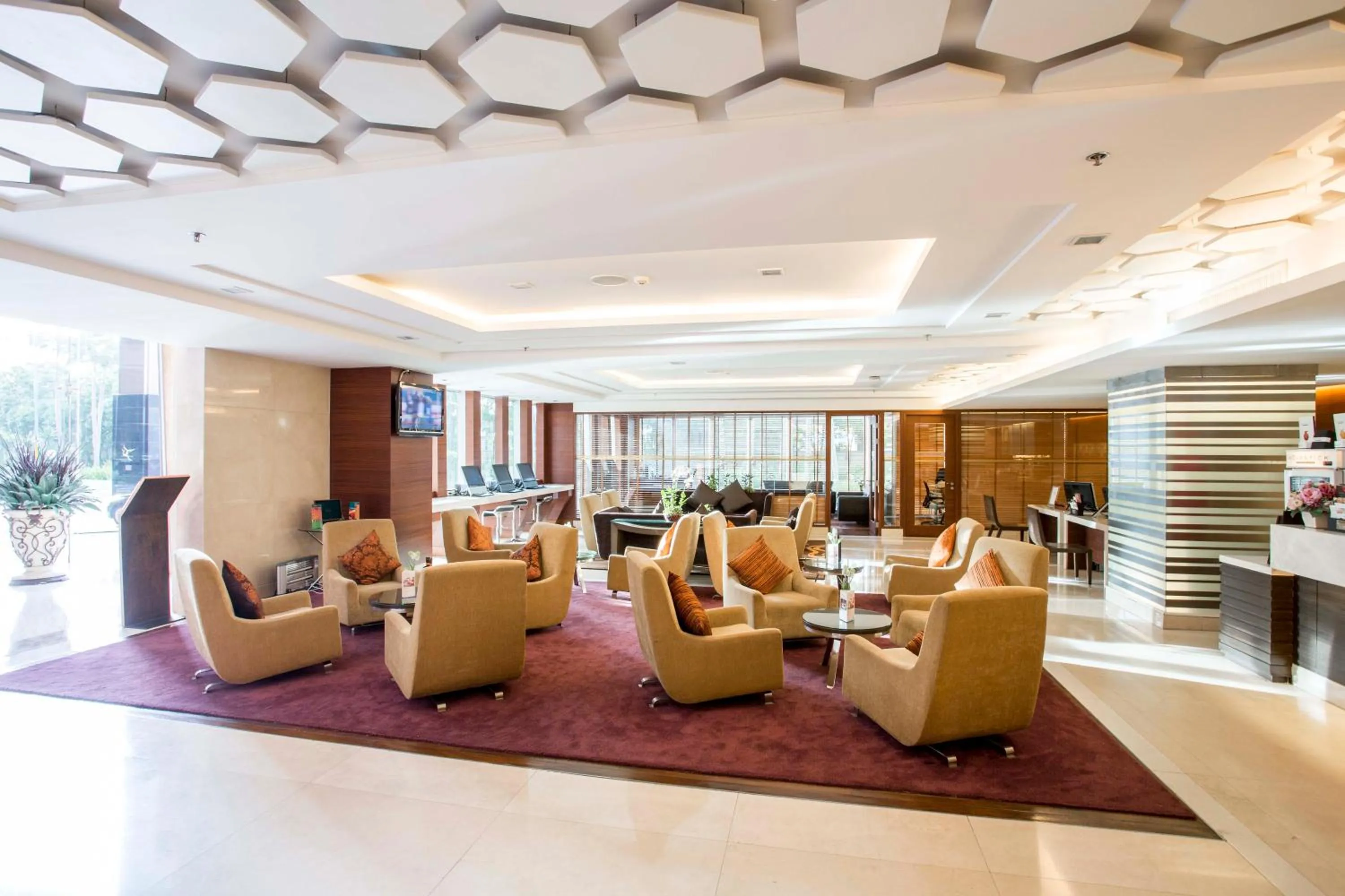 Lobby or reception in The Grand Fourwings Convention Hotel Bangkok