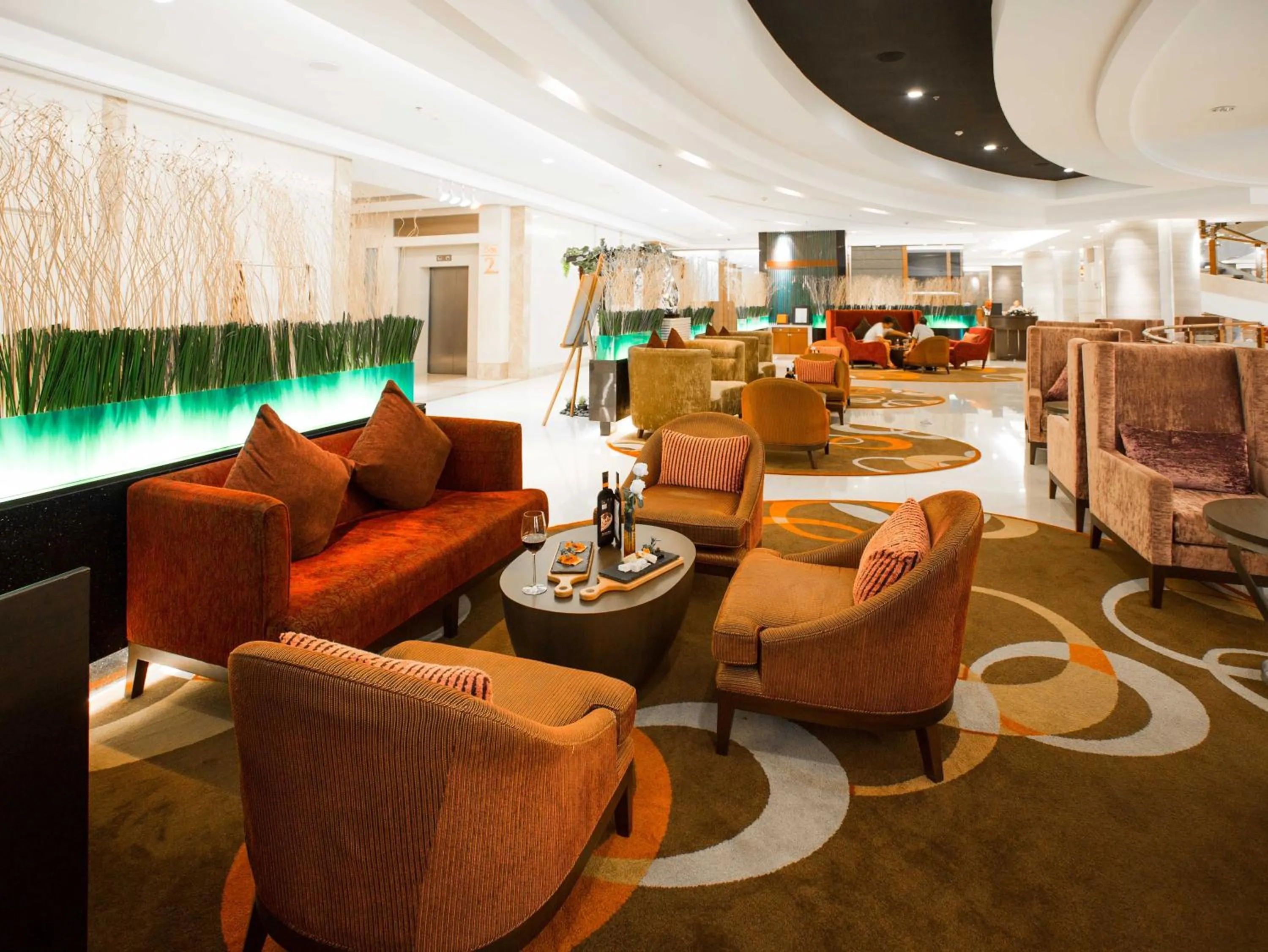 Lounge or bar in The Grand Fourwings Convention Hotel Bangkok