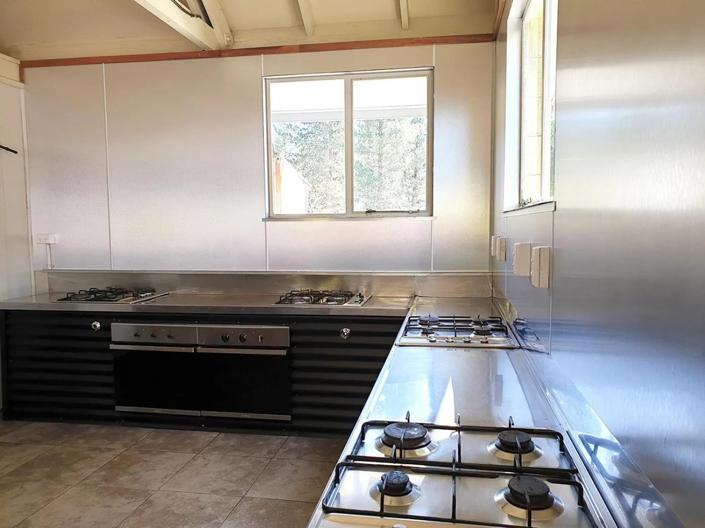 Communal kitchen in Lake Ruataniwha Holiday Park