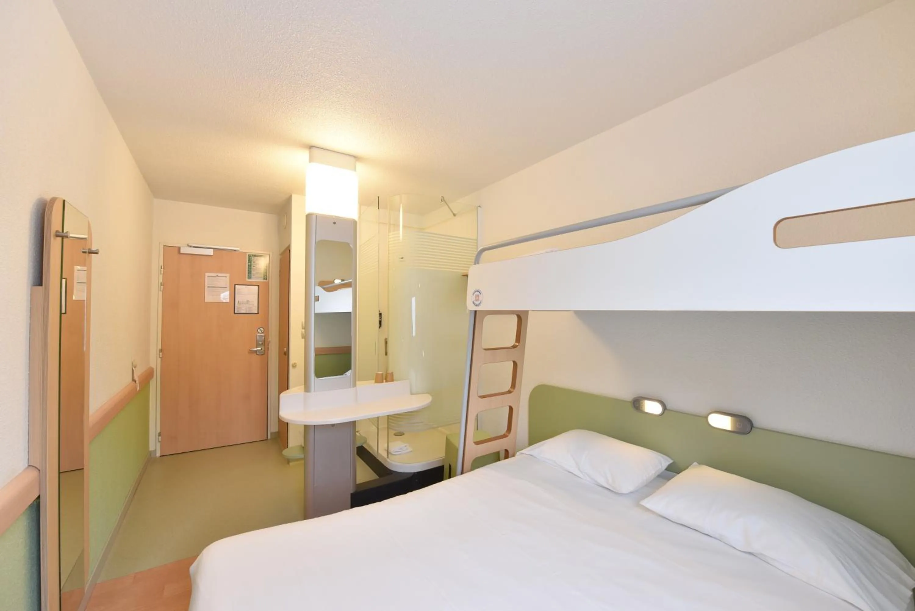 Shower, Bed in ibis budget Noyon