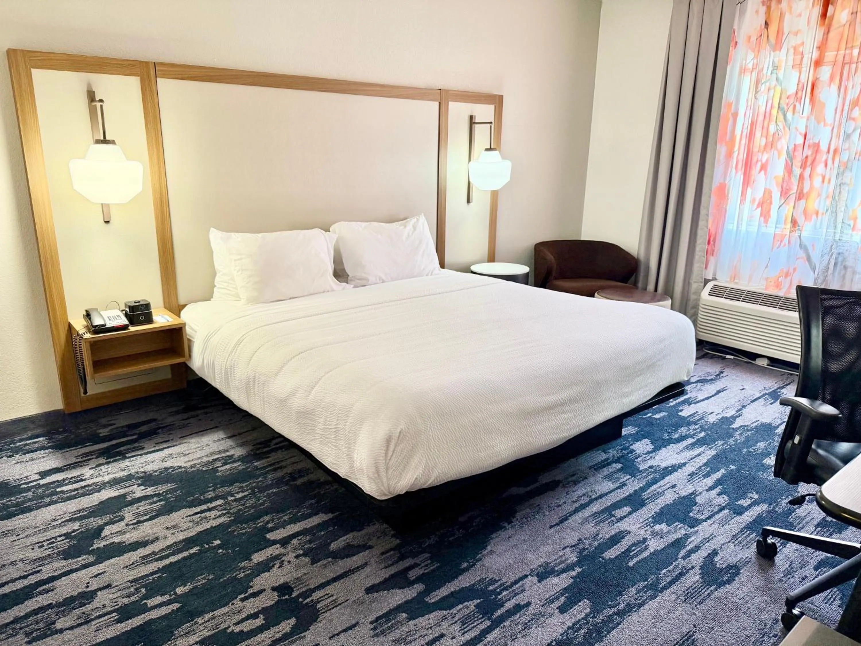 Bed in Fairfield Inn & Suites by Marriott Knoxville/East