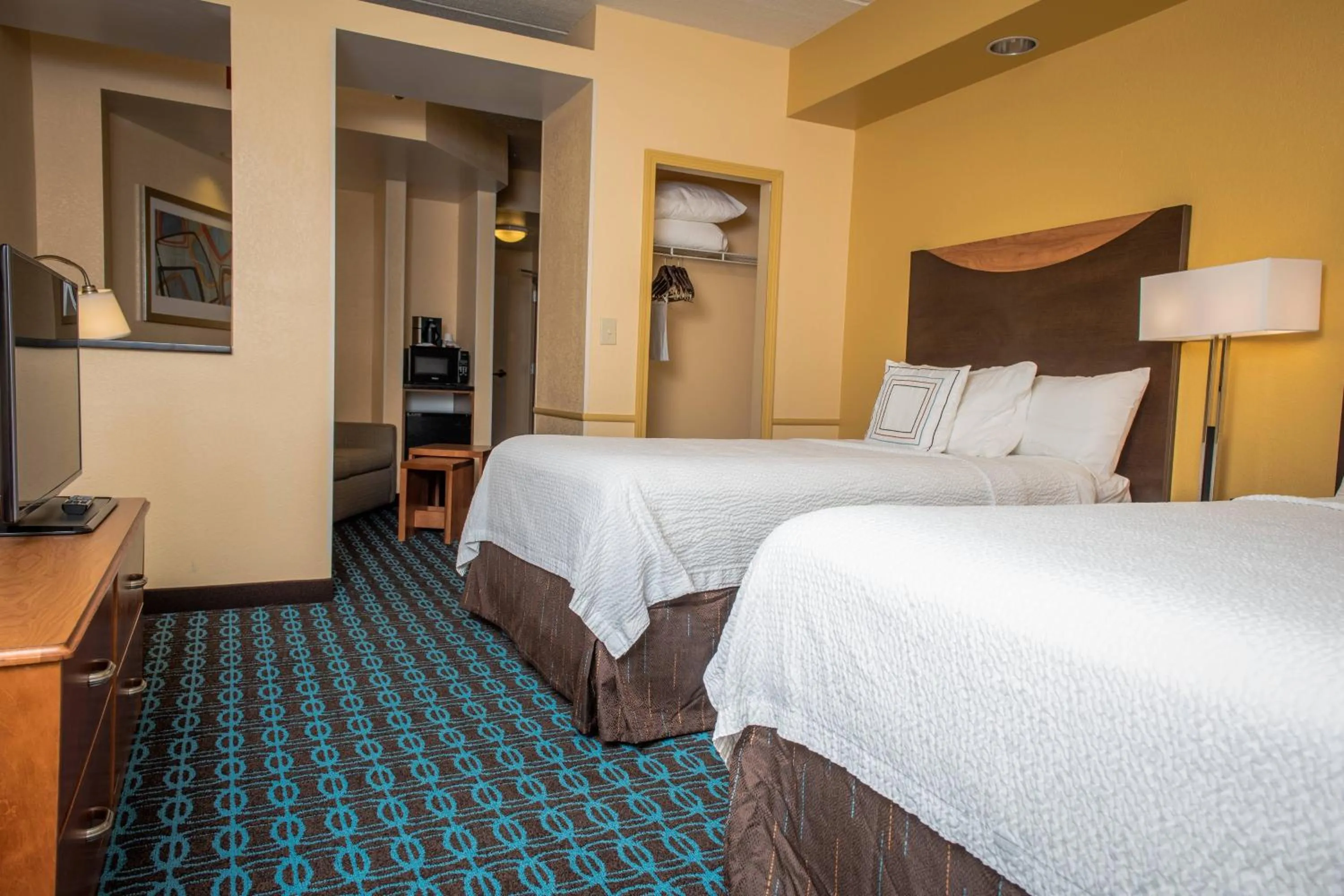 Photo of the whole room, Bed in Fairfield Inn & Suites by Marriott Knoxville/East