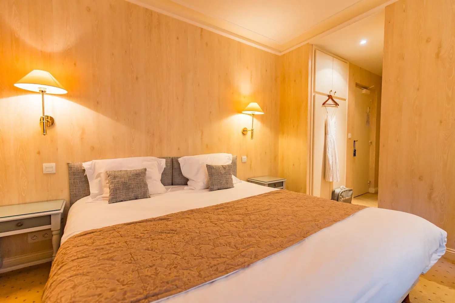 Bedroom, Bed in Hôtel Le D'Avaugour