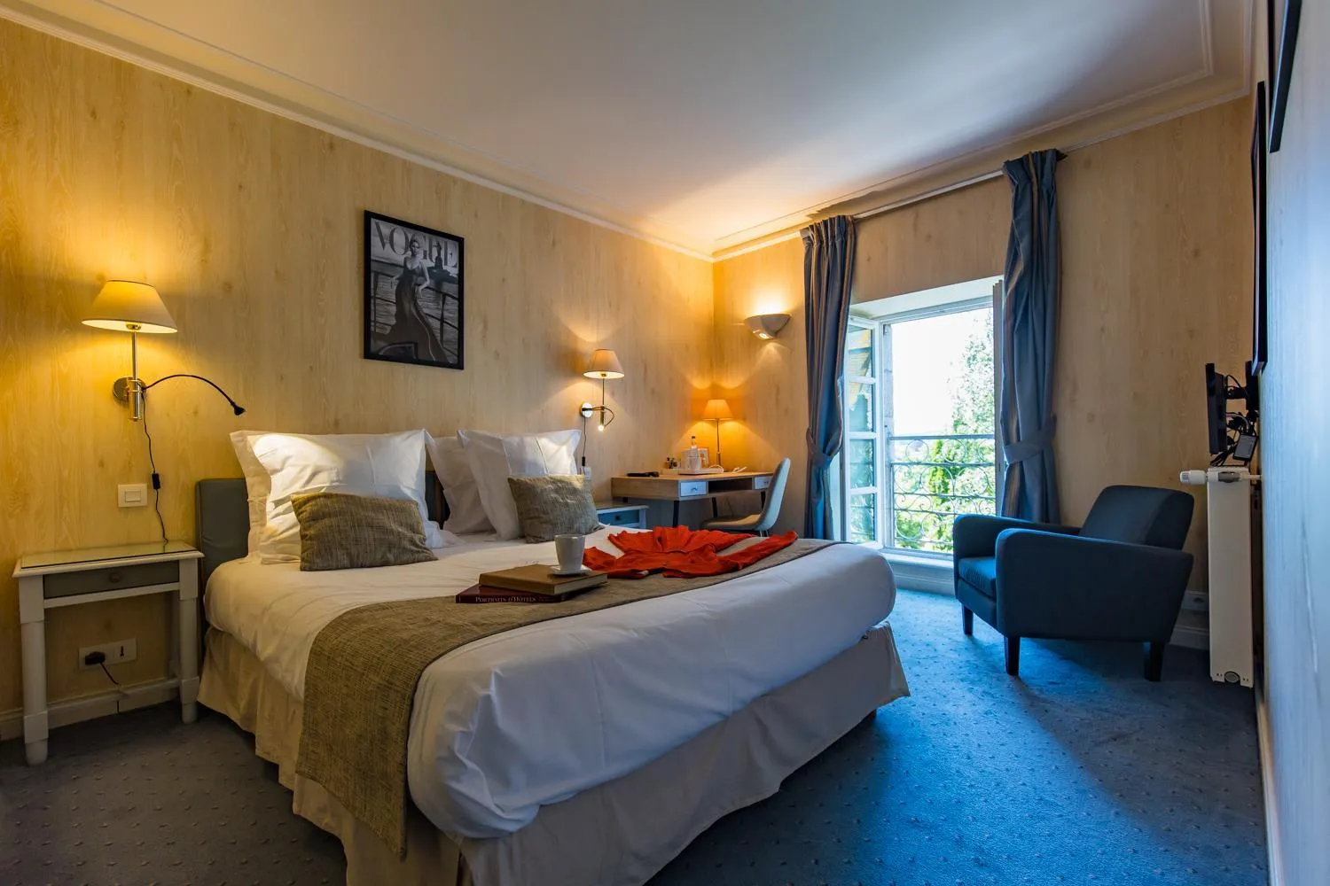 Bedroom, Bed in Hôtel Le D'Avaugour