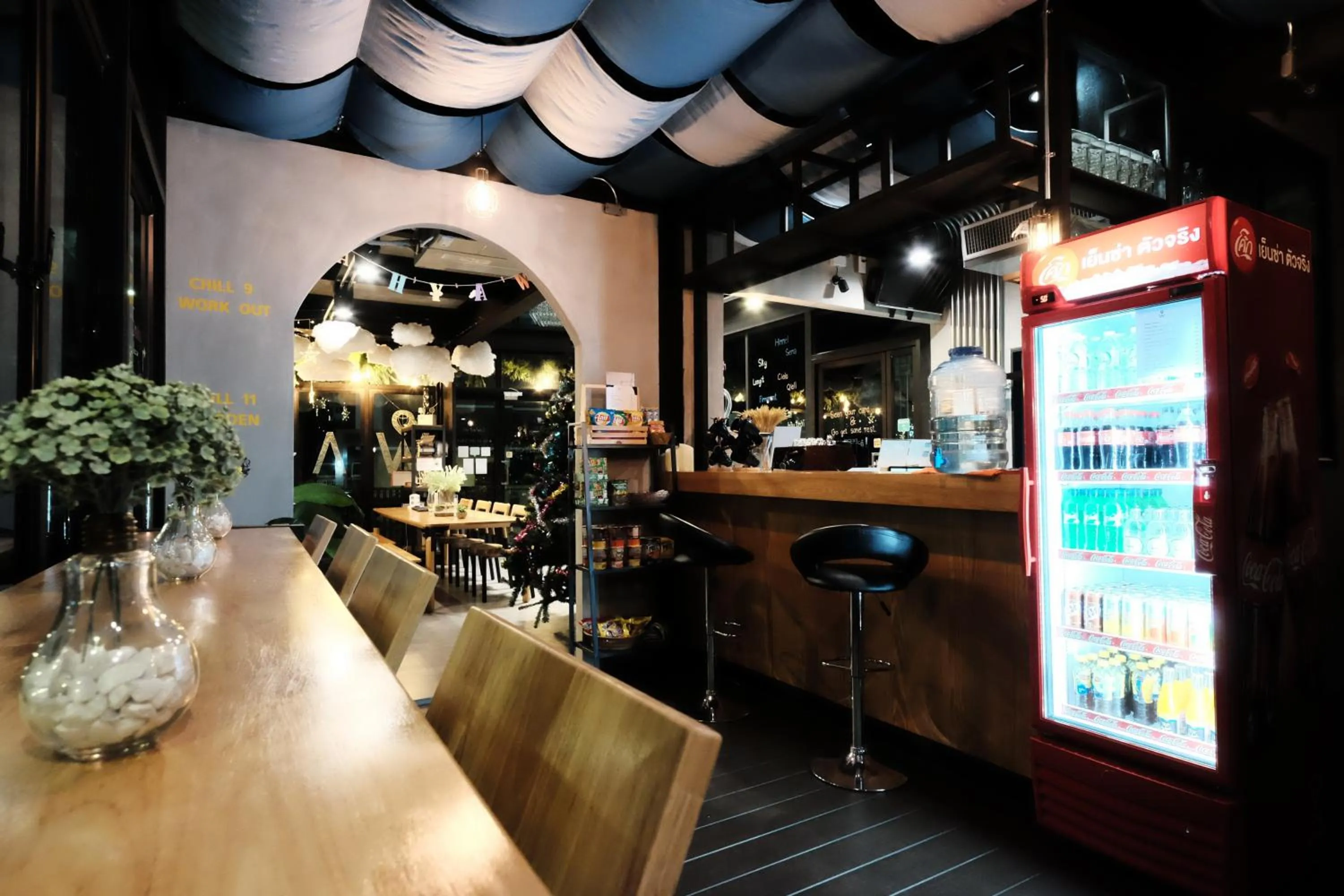 Communal lounge/ TV room in Wayha Hostel Don Mueang Airport