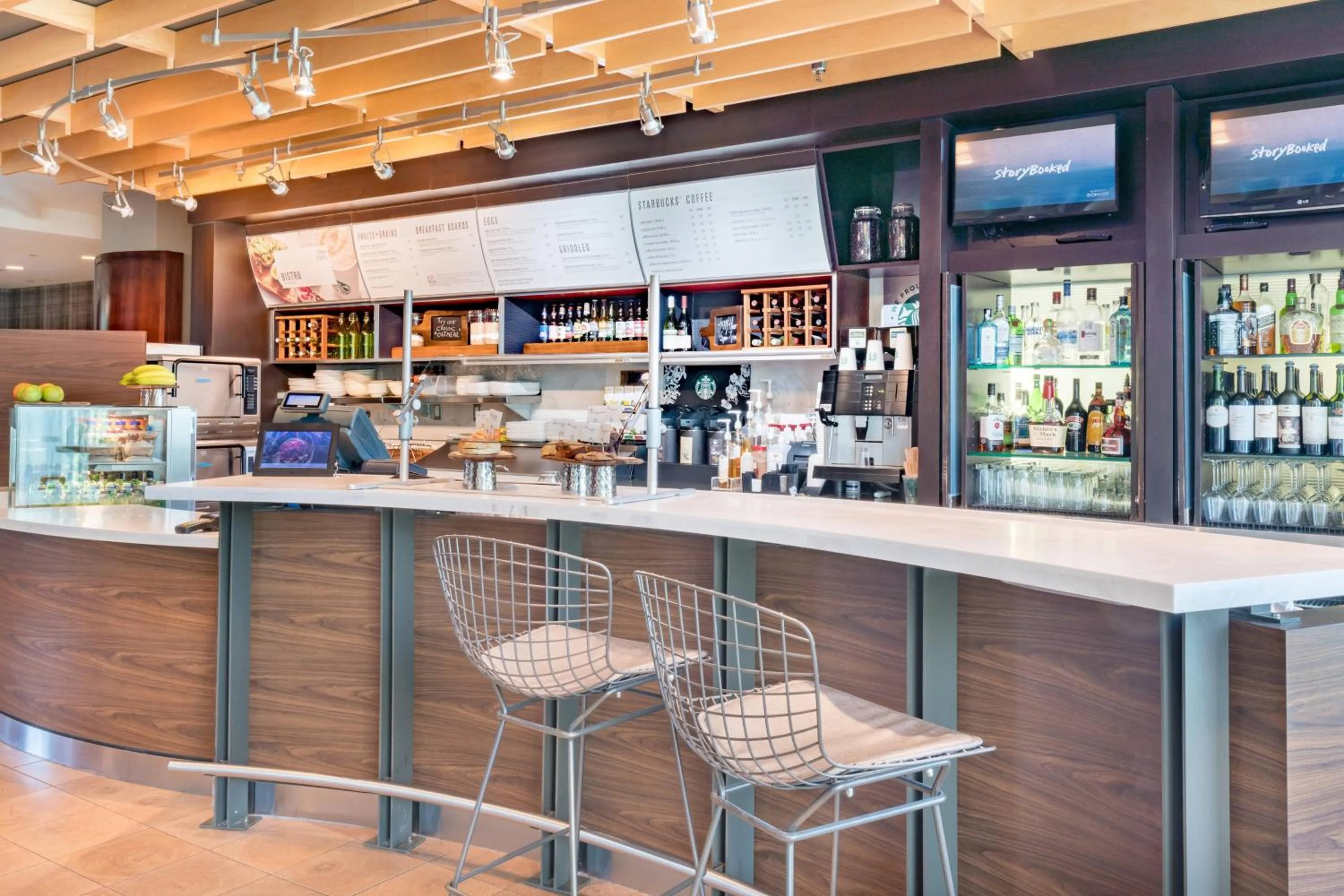 Lounge or bar in Courtyard by Marriott Silver Spring Downtown