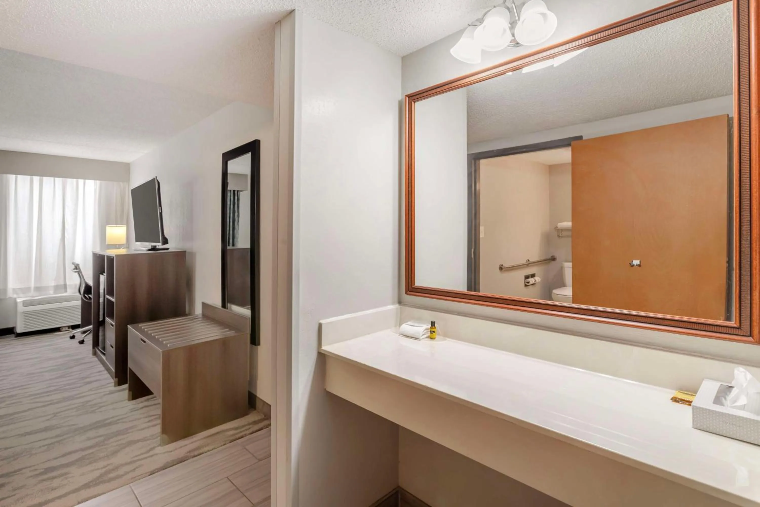 Bedroom in Best Western Plus Knoxville Cedar Bluff