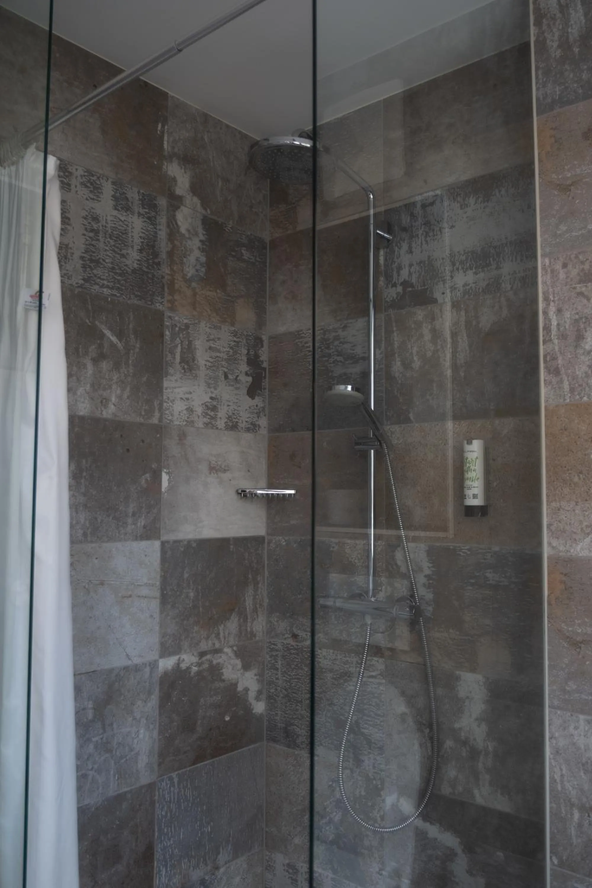 Shower in City-Hotel