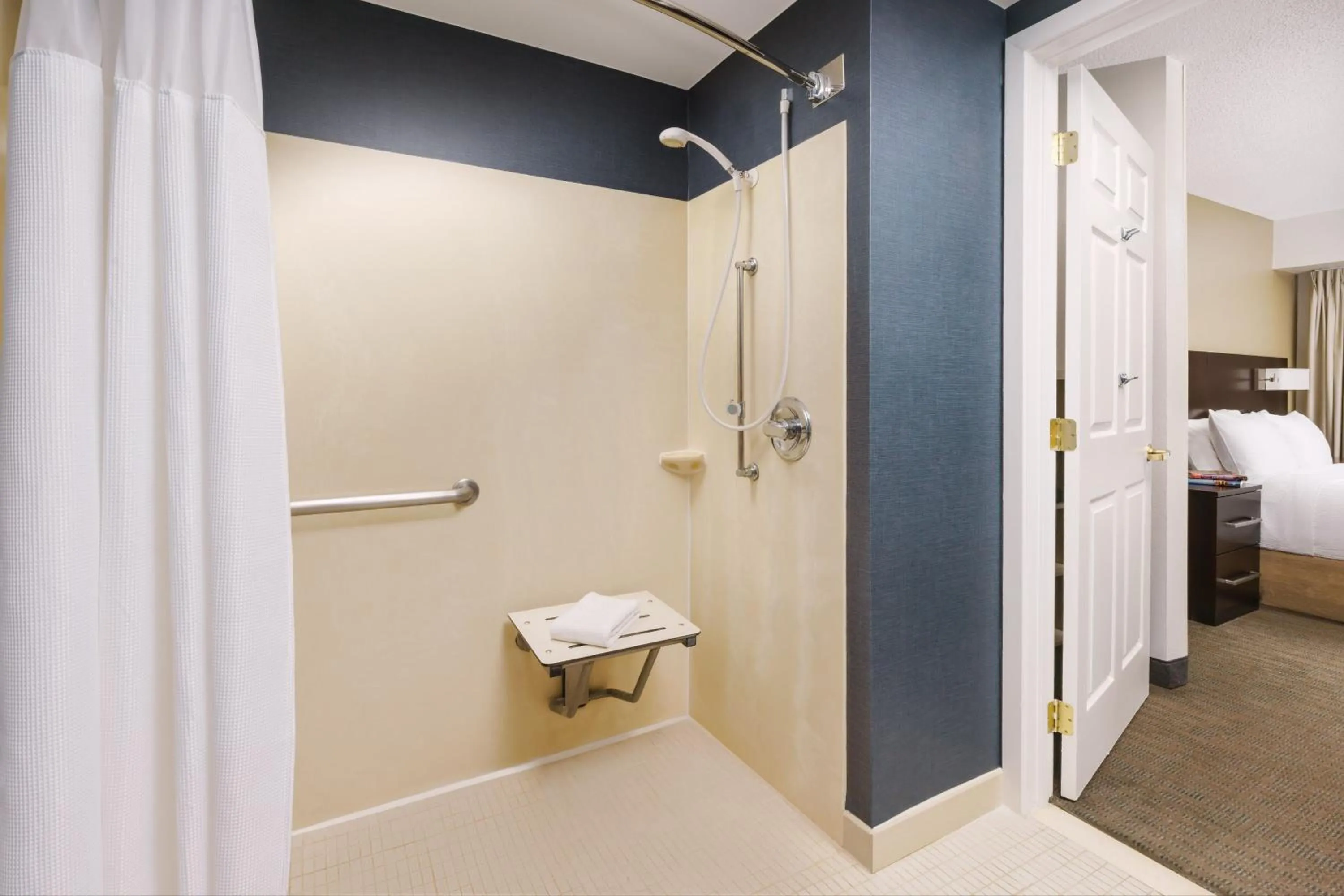 Bathroom, Bed in Residence Inn Gaithersburg Washingtonian Center