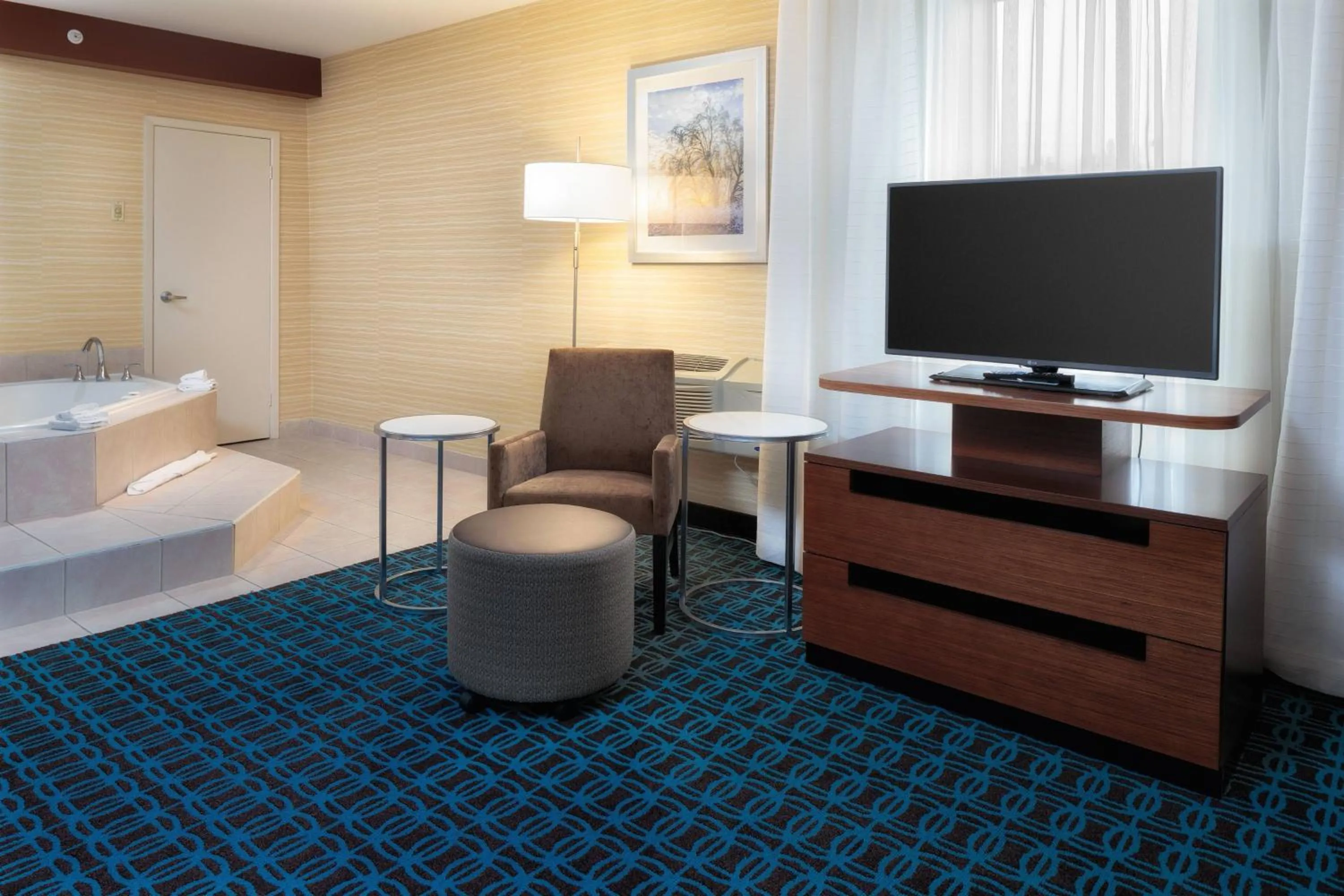 Living room, Bed in Fairfield Inn & Suites by Marriott Belleville