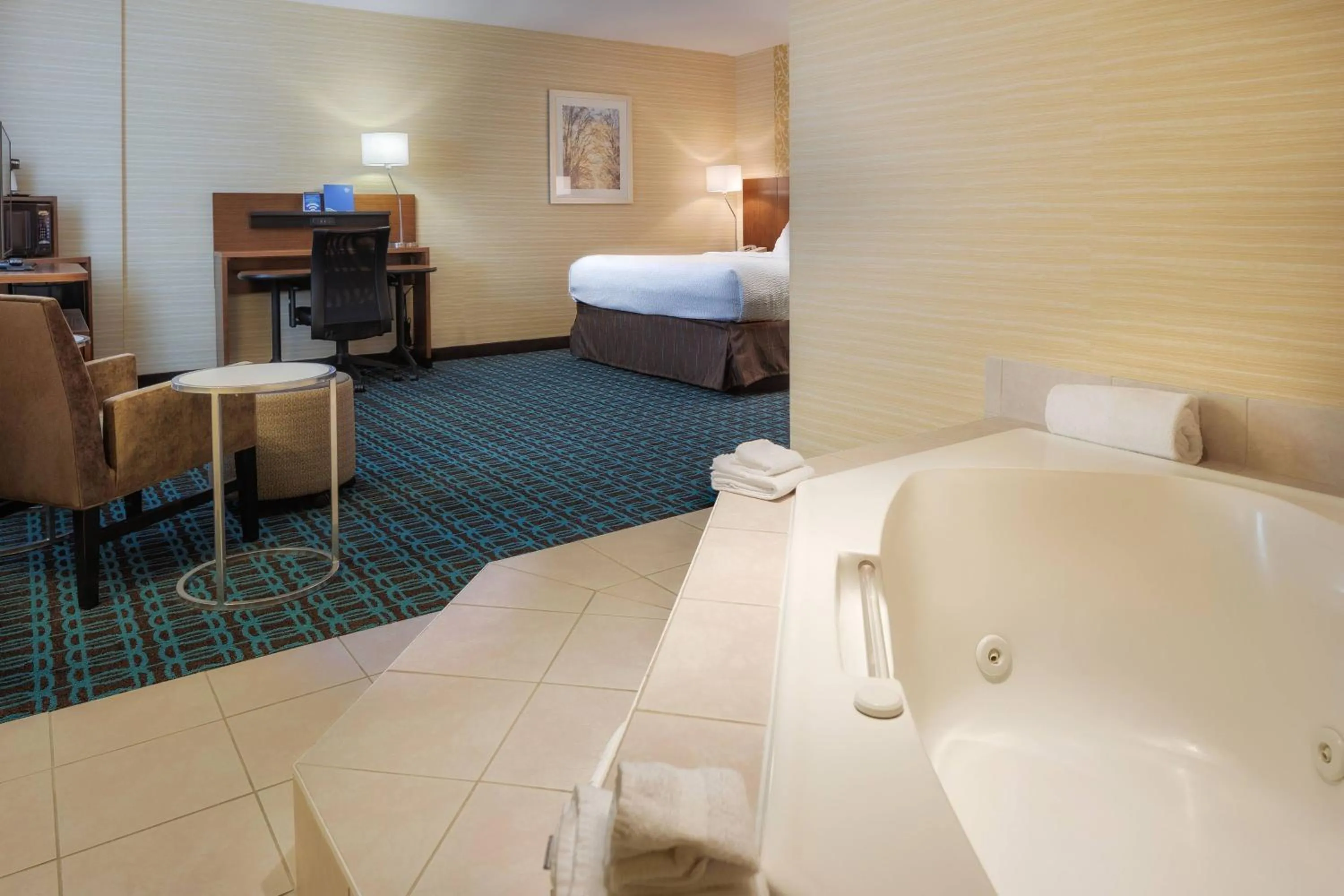 Swimming pool, Bed in Fairfield Inn & Suites by Marriott Belleville