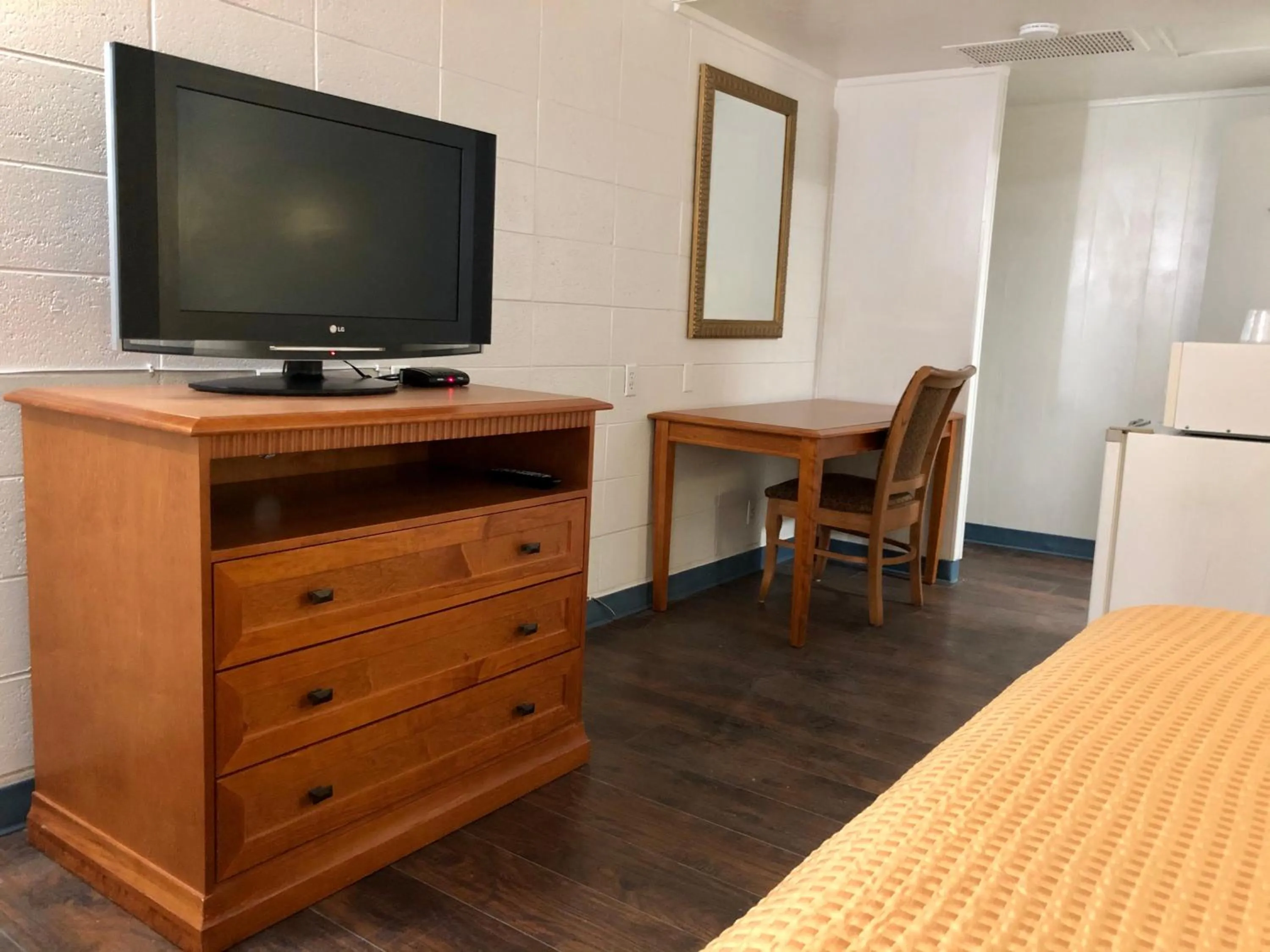 Bedroom, Bed in Capital O Budget Inn Ontario I-84