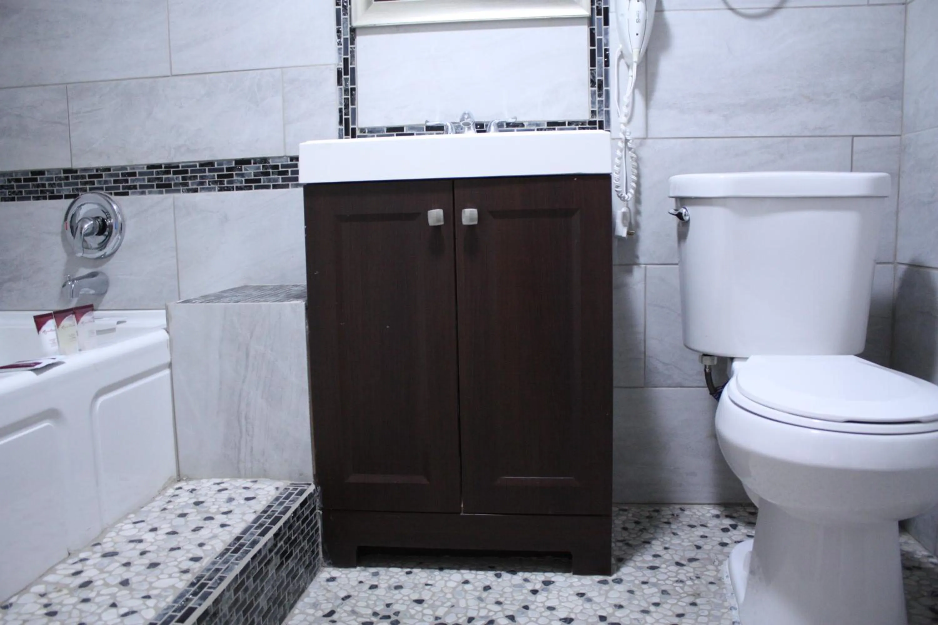 Bathroom in Capital O Budget Inn Ontario I-84