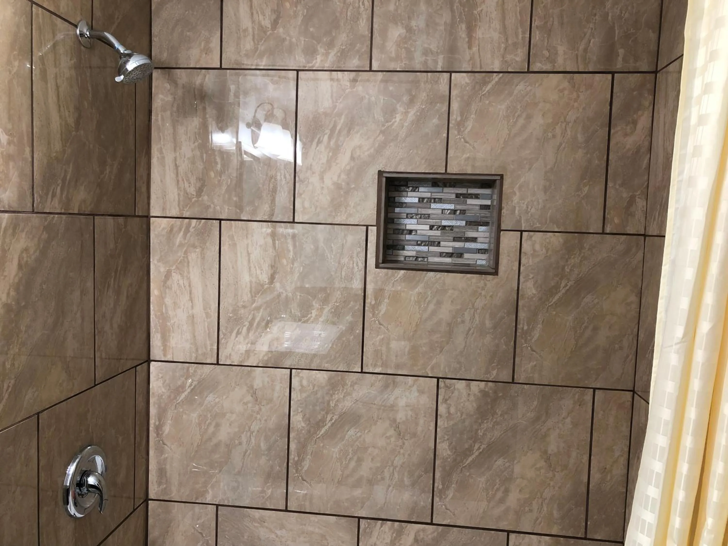 Shower in Capital O Budget Inn Ontario I-84