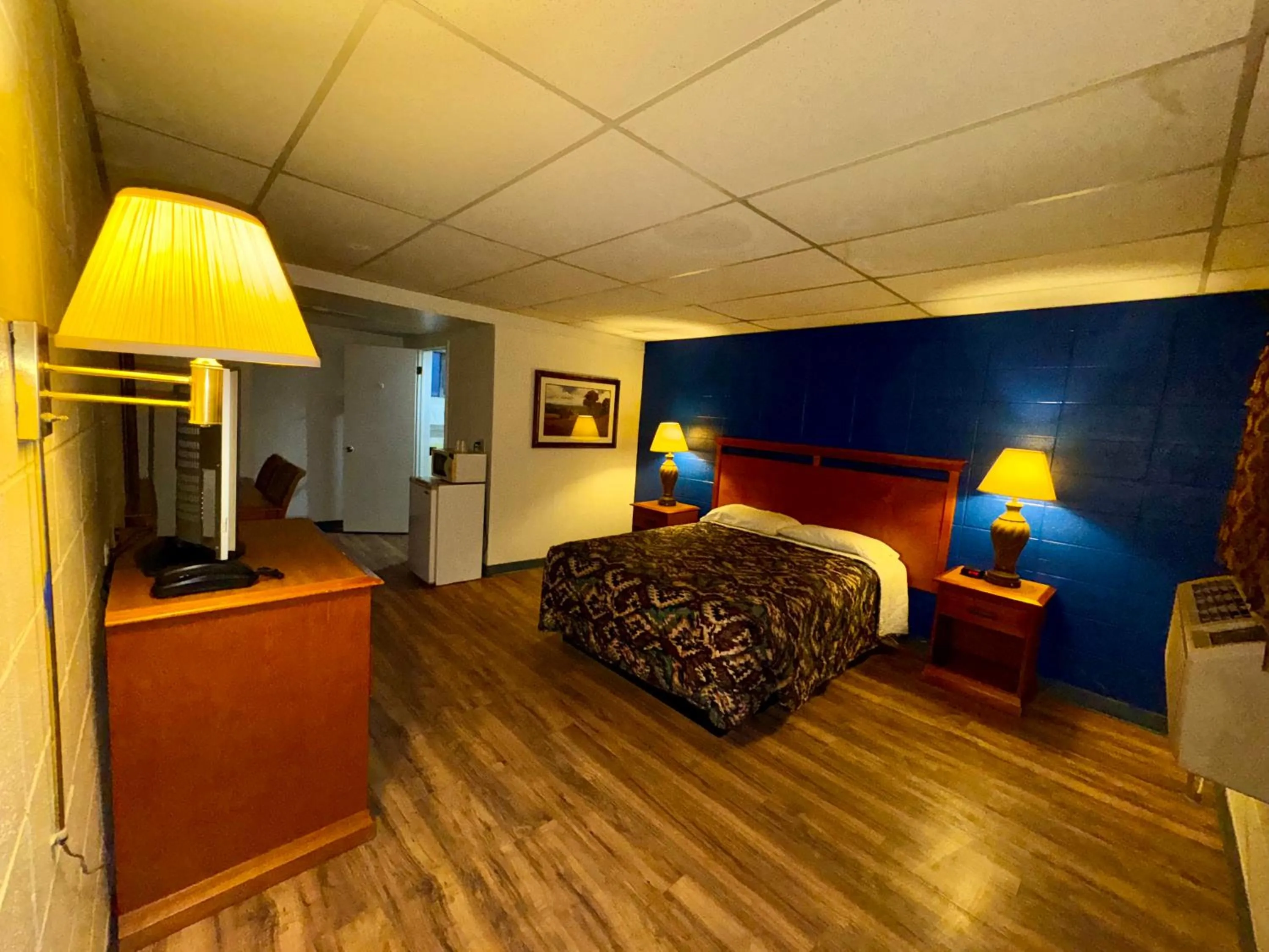 Bedroom, Bed in Capital O Budget Inn Ontario I-84