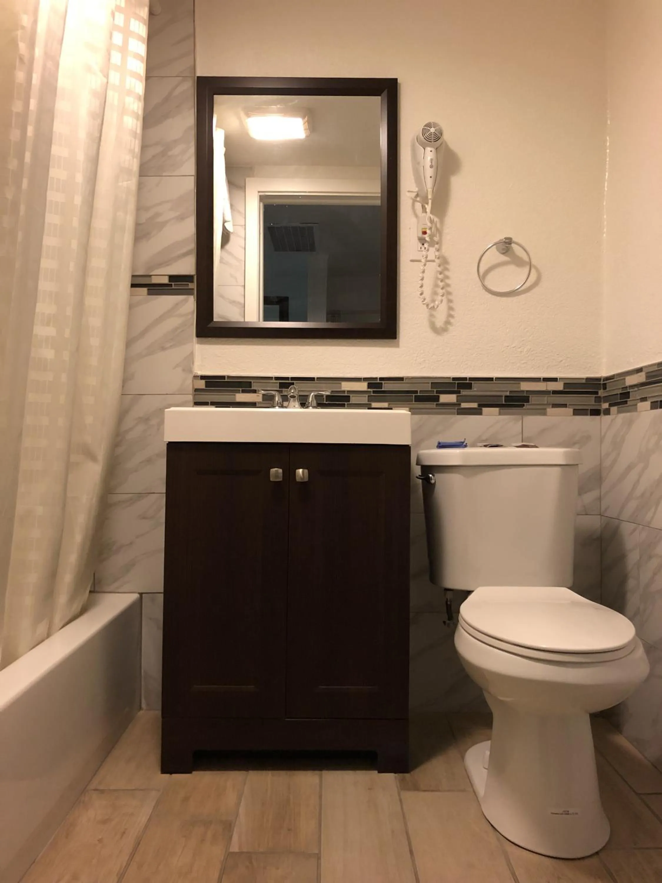 Bathroom in Capital O Budget Inn Ontario I-84