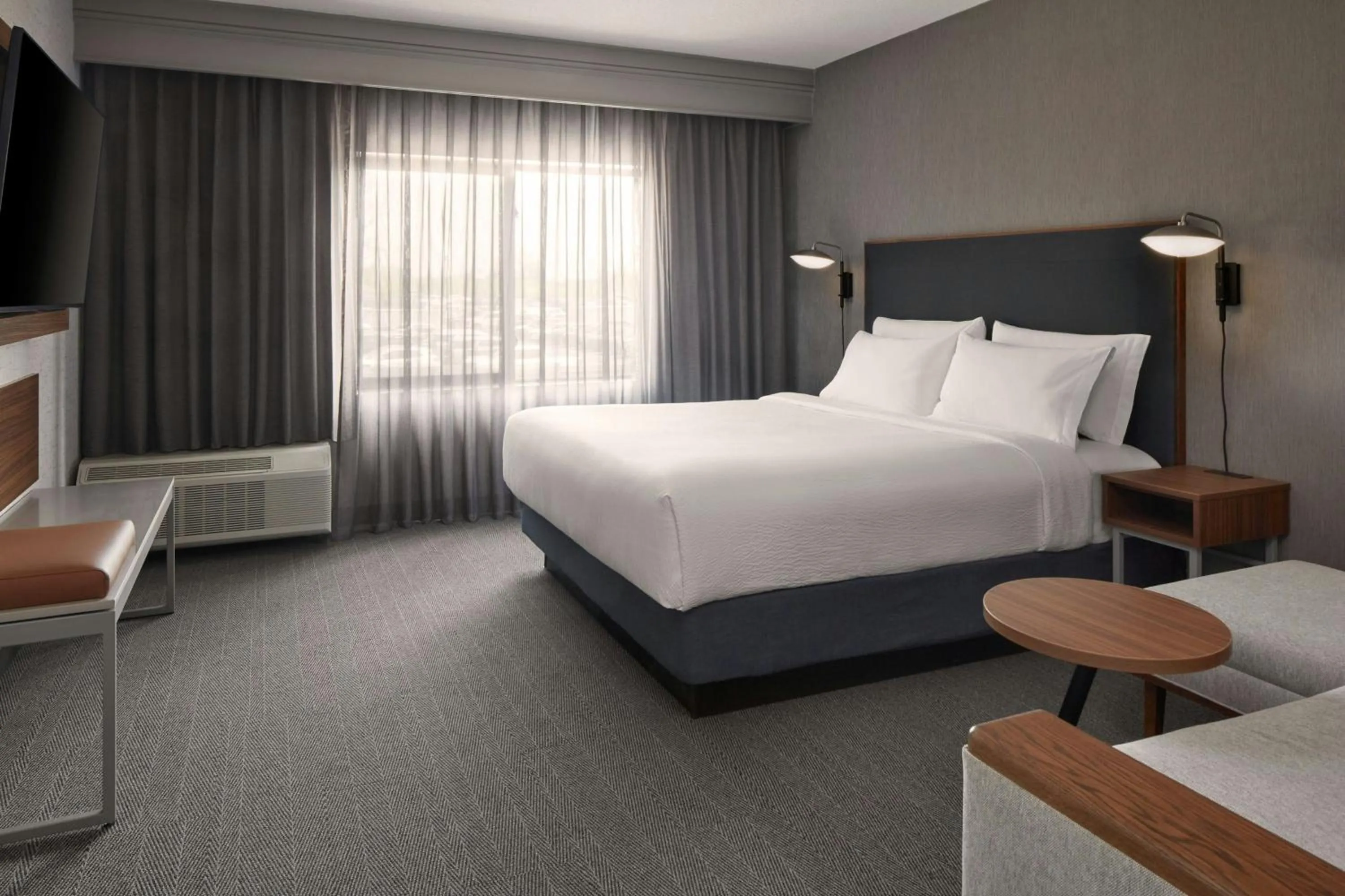 Photo of the whole room, Bed in Courtyard by Marriott Hamilton